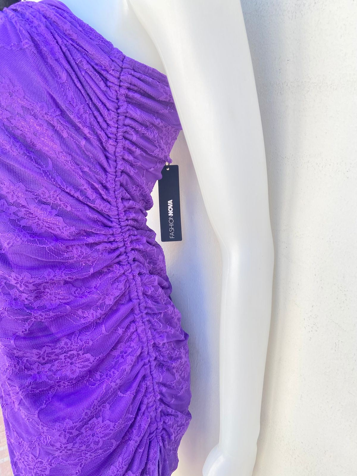 Vestido morado con doble tela sueve estampado de flores y lazos ajustables en el lado