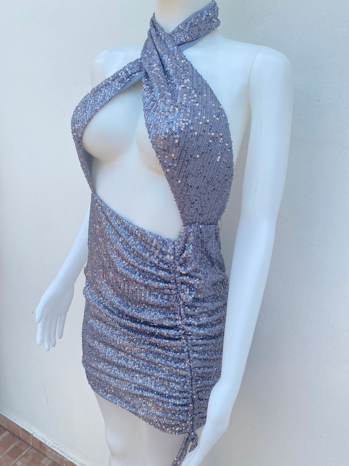 Vestido mini Fashion Nova plateado, tela stretch que se adapta a ti y lazo ajustable.