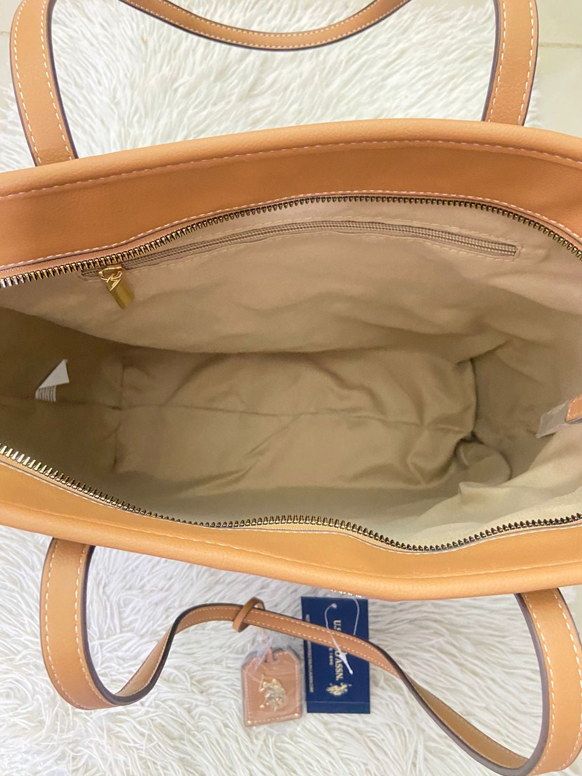 Cartera U.S POLO ASSN. Original en color marron placa de la marca al frente bolsillo atras y charms Adiccional con logotigo de la marca