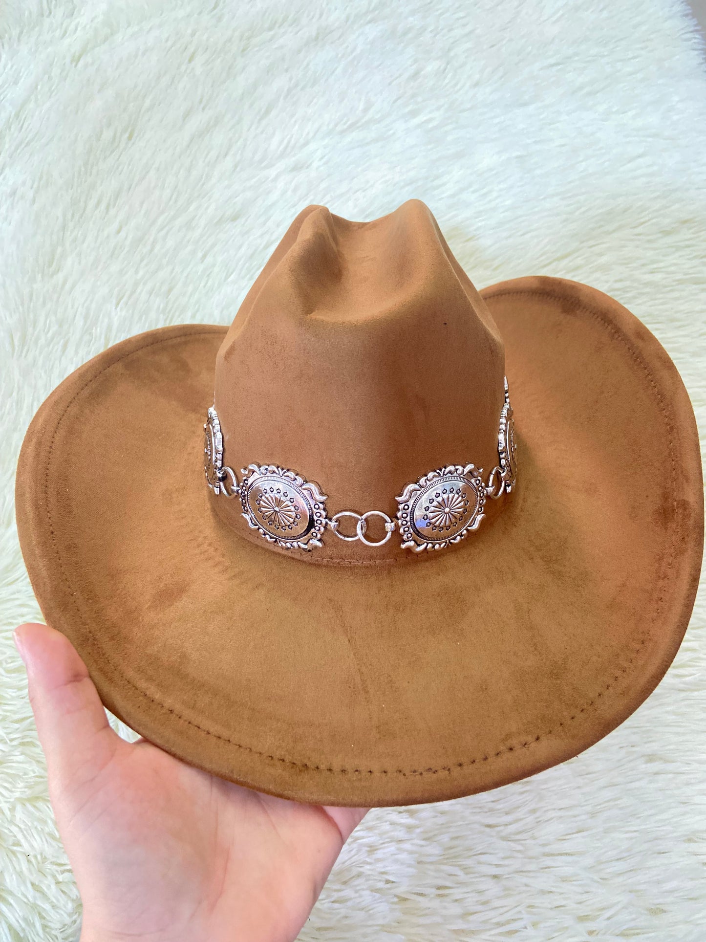 Sombrero, marron/caramelo con detalle de color plateado.