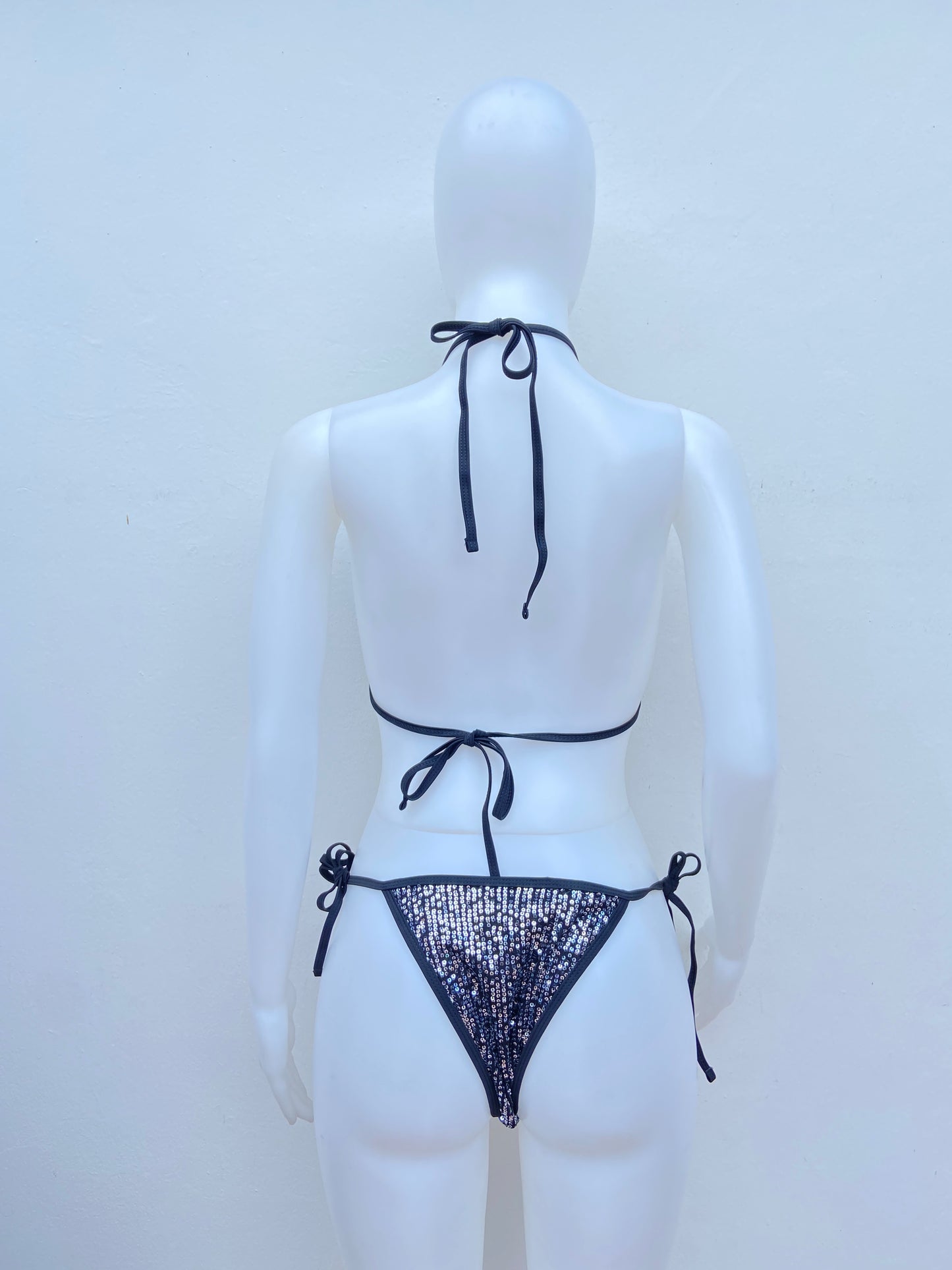 Biquini, de dos piezas negro con lentejuelas plateadas.