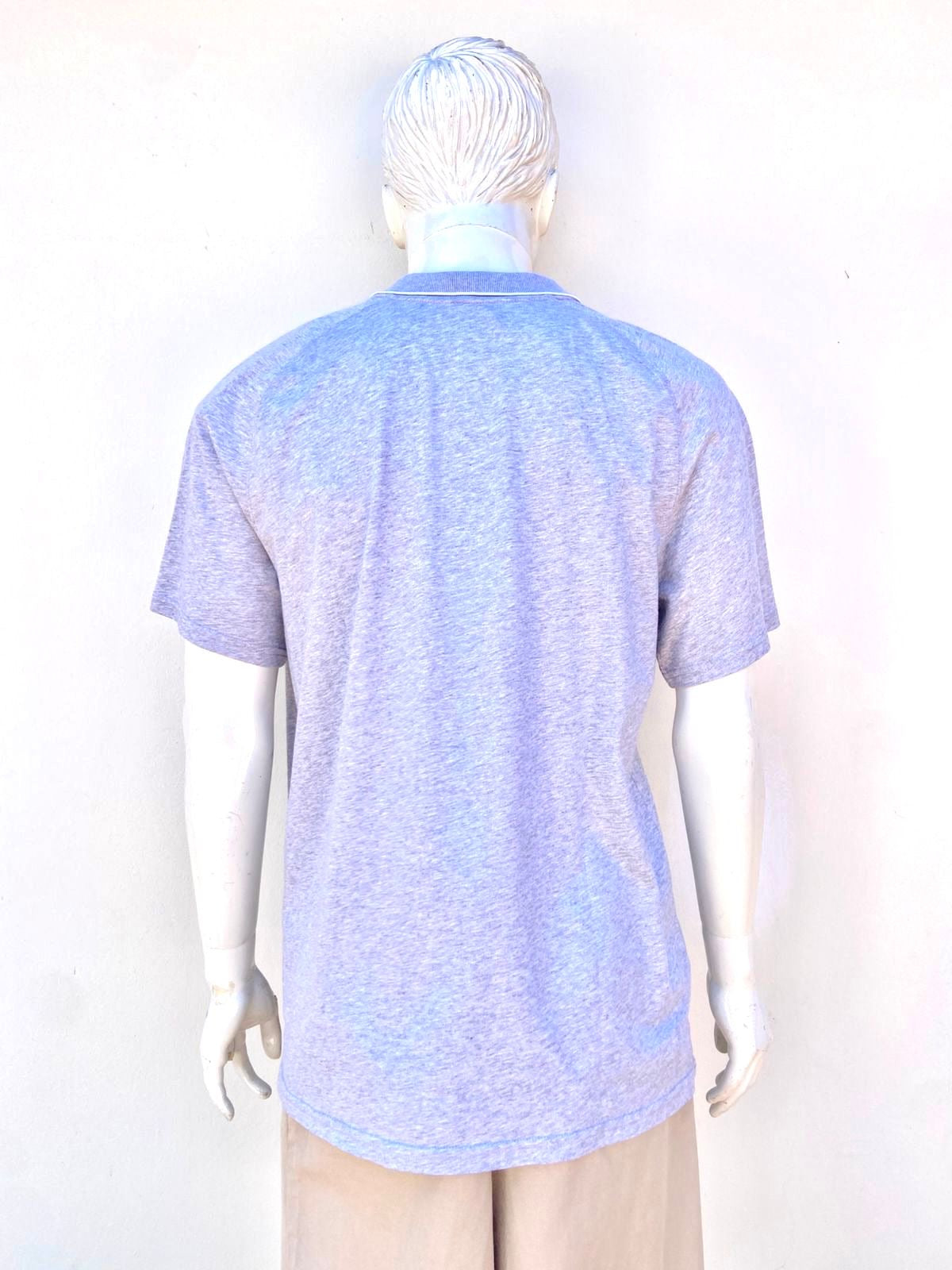 Polocher LEVI’S Original en color gris liso con linea blanca en el cuello y logotipo de la marca al frente.