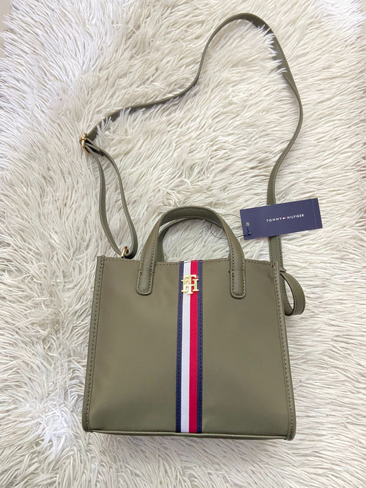 Cartera Tommy Hilfiger Original, color verde oliva pequeña, con linea al frente y placa de la marca en color dorado, correa adicional.