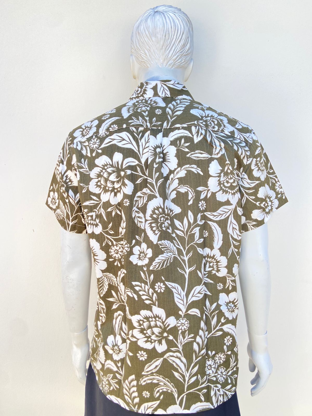 Camisa DEMEANOR original, verde oliva con estampado de flores blanca.