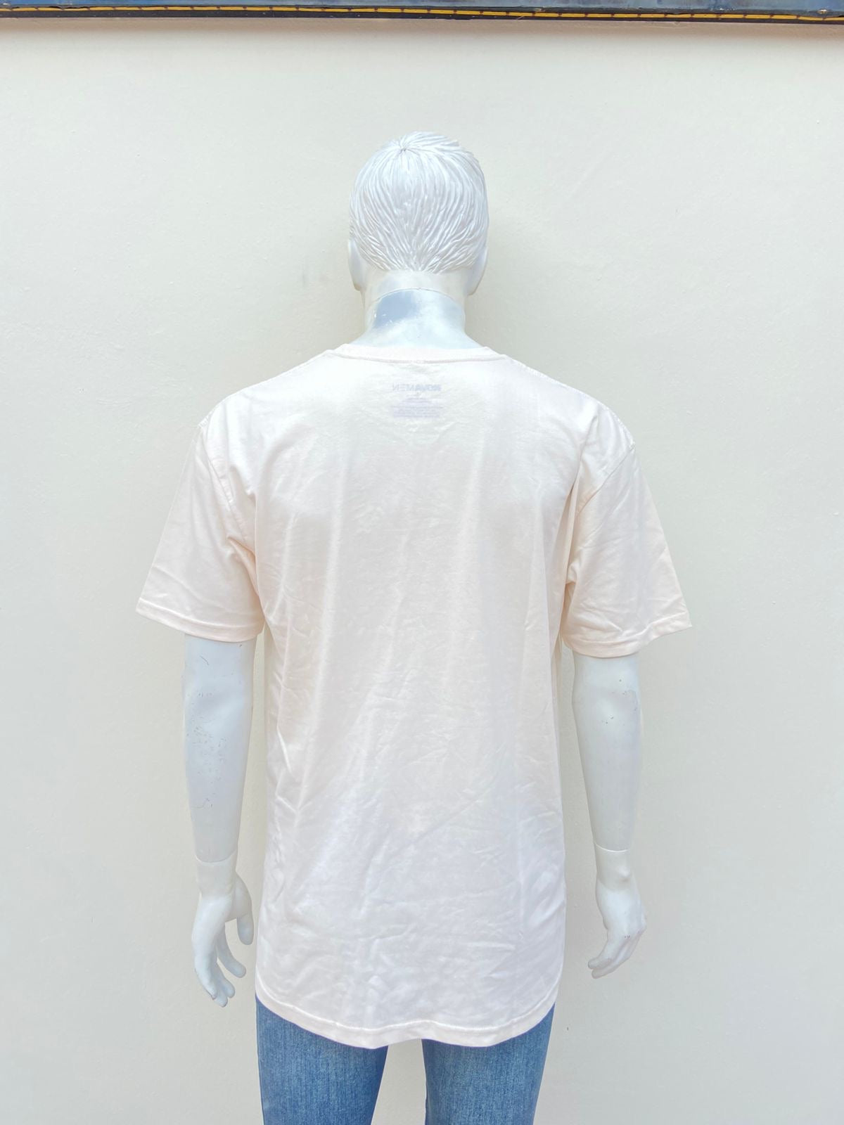 T-shirt crema con letra al frenre NY en color azul y rojo Notorious youth