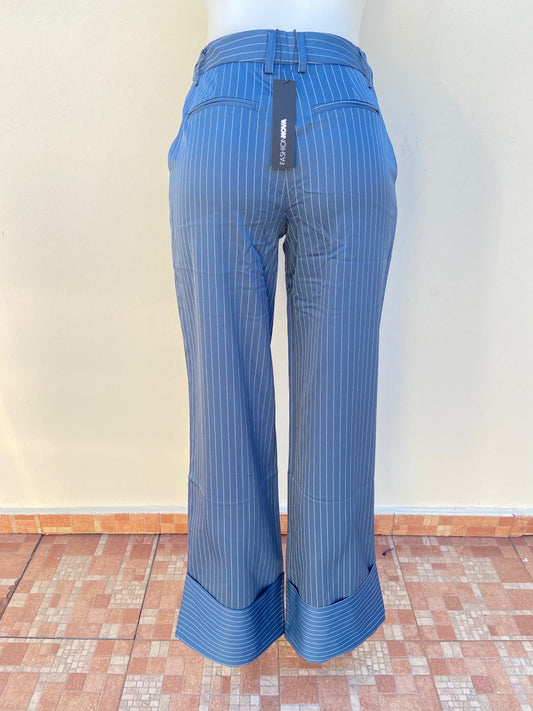 Pantalon azul marino en tela con rayas en color blanco y doblado abajo.