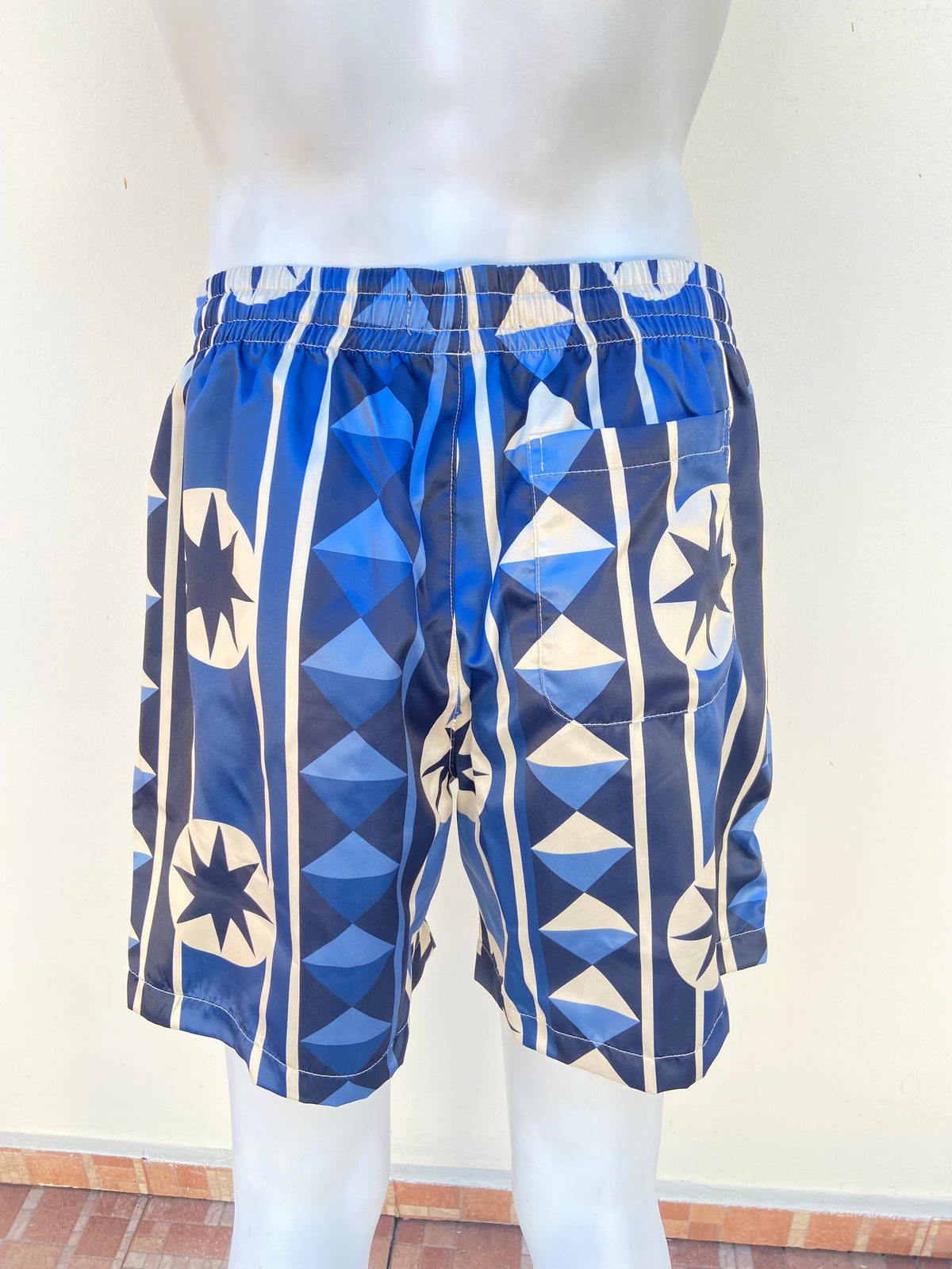 Bañador/Baggy, azul marino con crema y estampado de figuras.