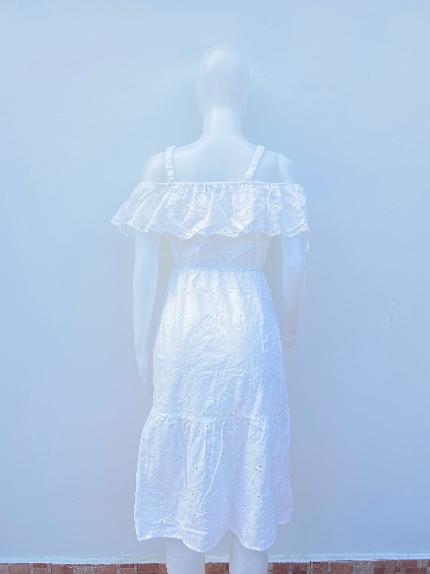 Vestido HAUTE MONDE original, blanco con bordado de flores, agua lluvia.