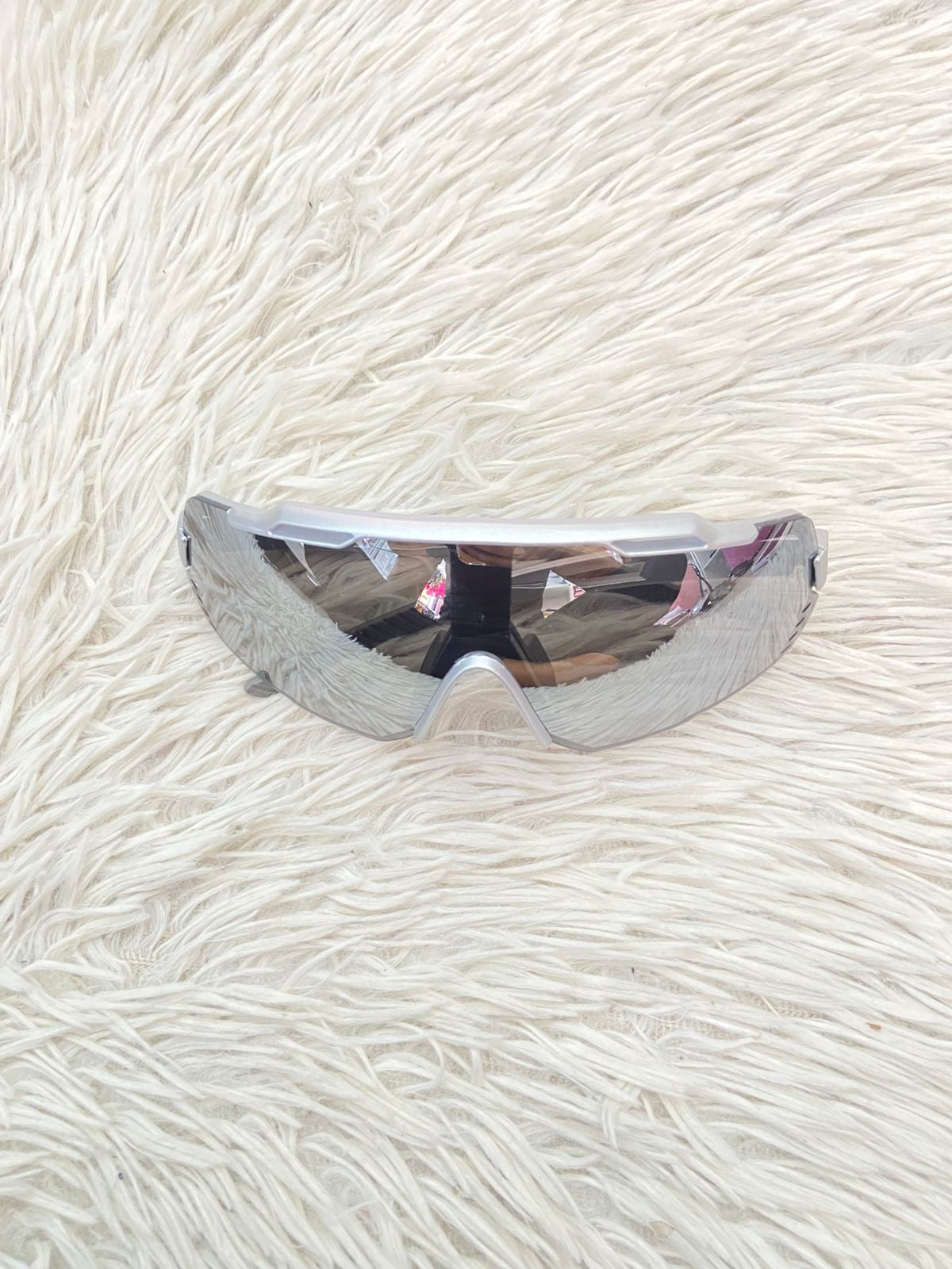 Lentes, plateados con montura en color plateado metálico.