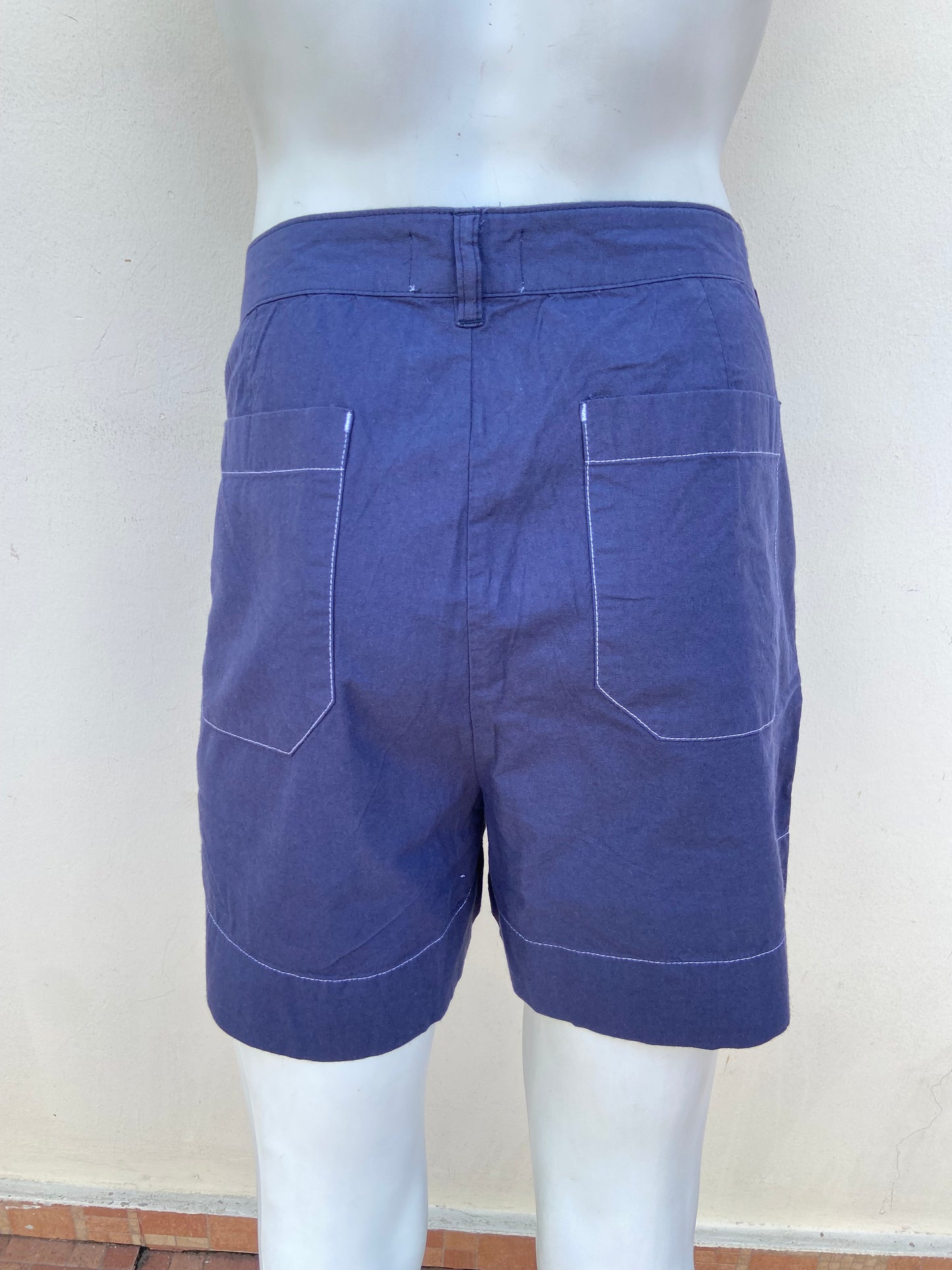 Bermuda Asos original azul marino con costura en hilo blanco.