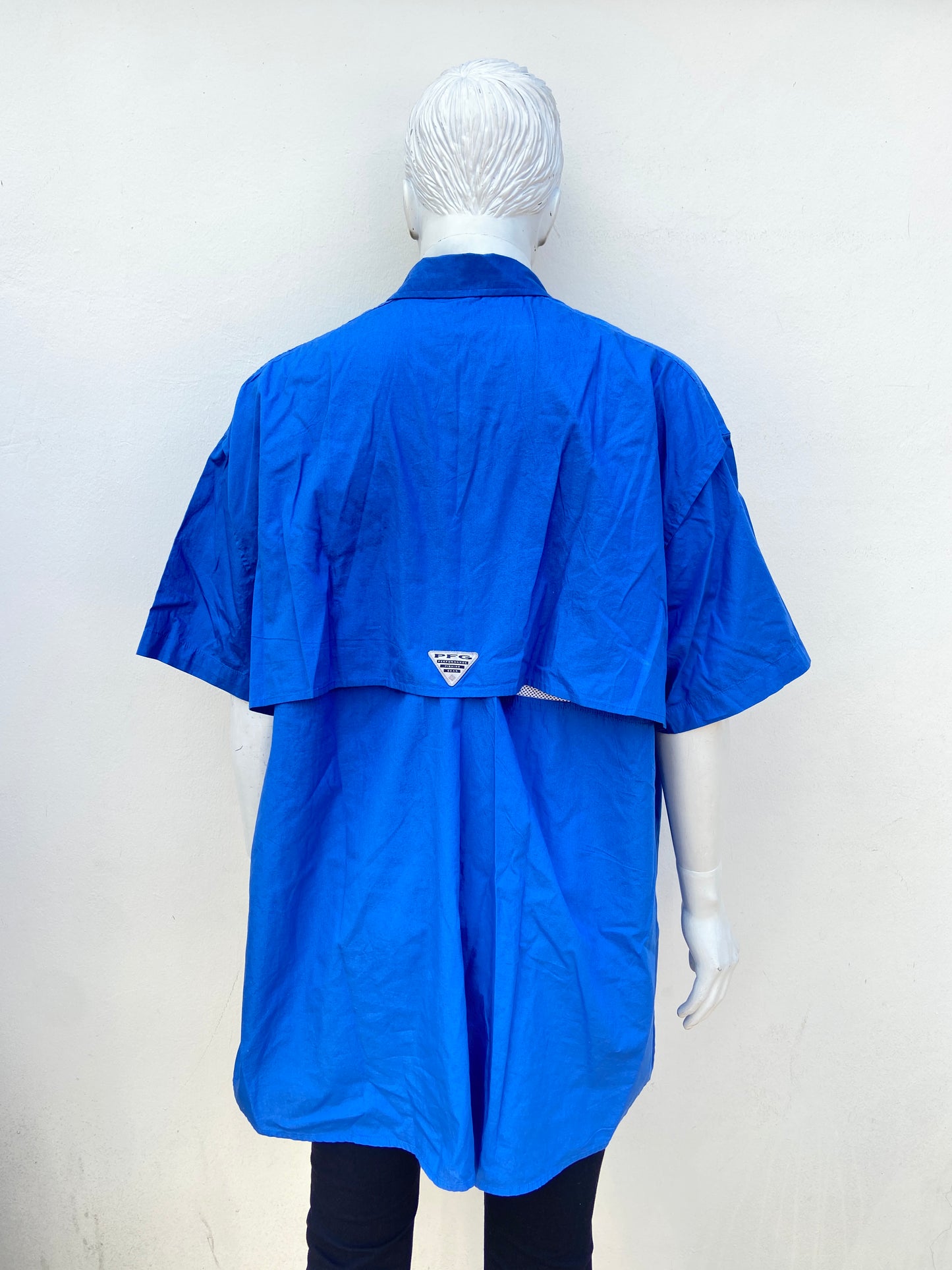 Camisa COLUMBIA original azul rey con logotipo de la marca en gris .