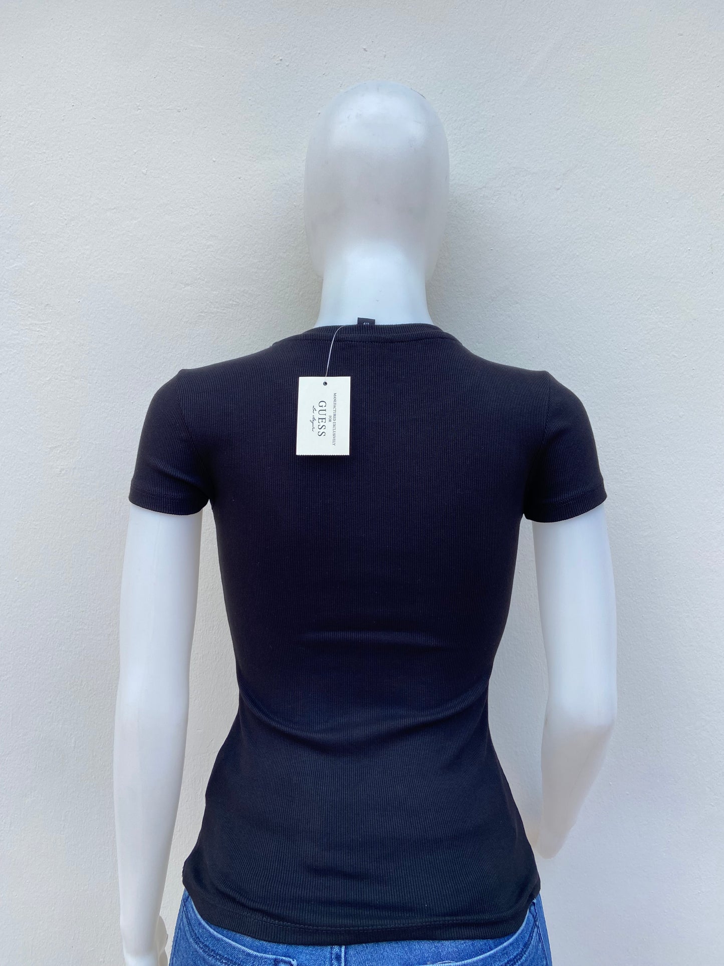 T-shirt GUESS original, negro liso con placa GUESS en la esquina en color dorado.