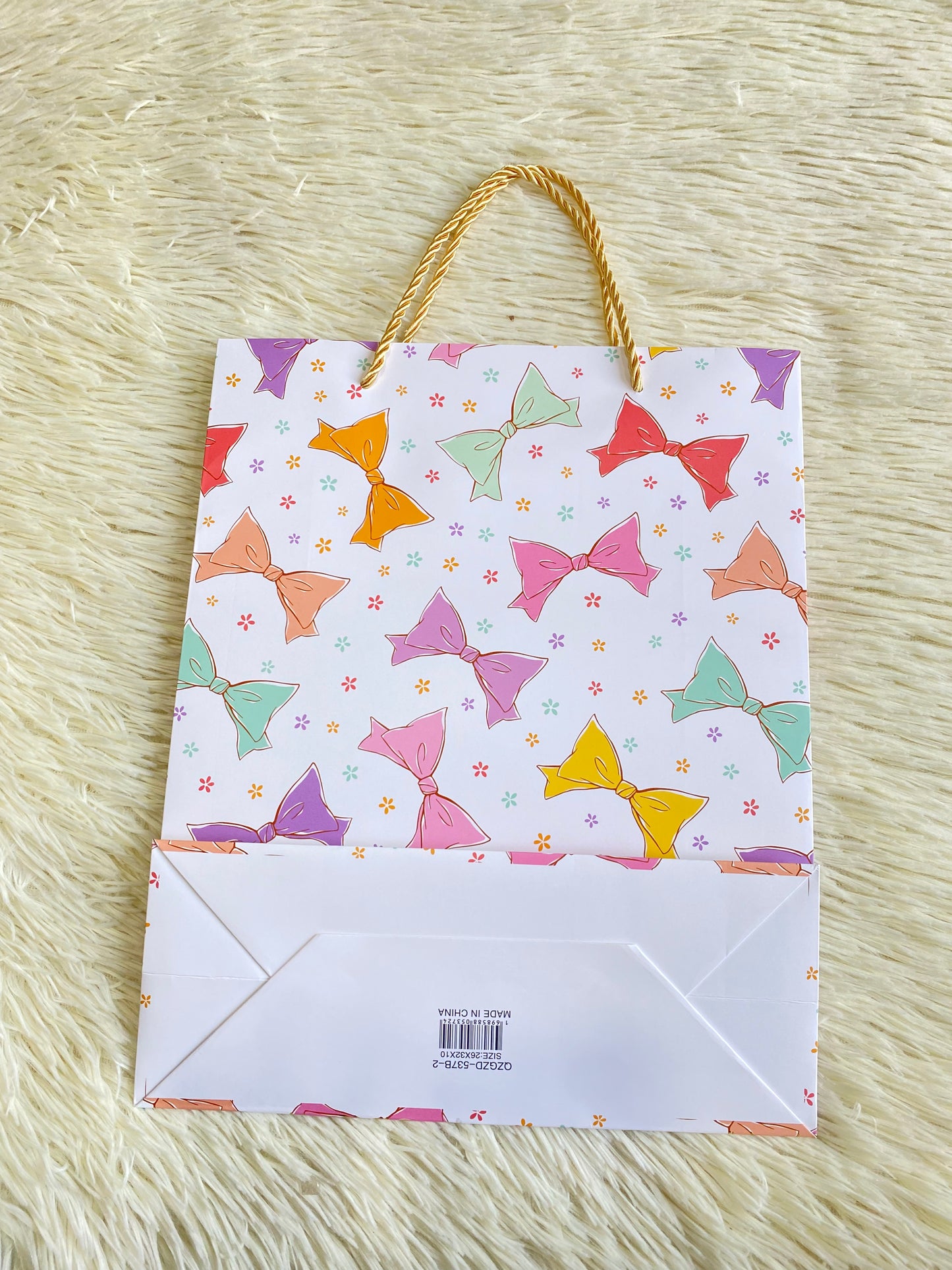 Shopping blanco con lazos de colores y tiro amarillo. MEDIANO