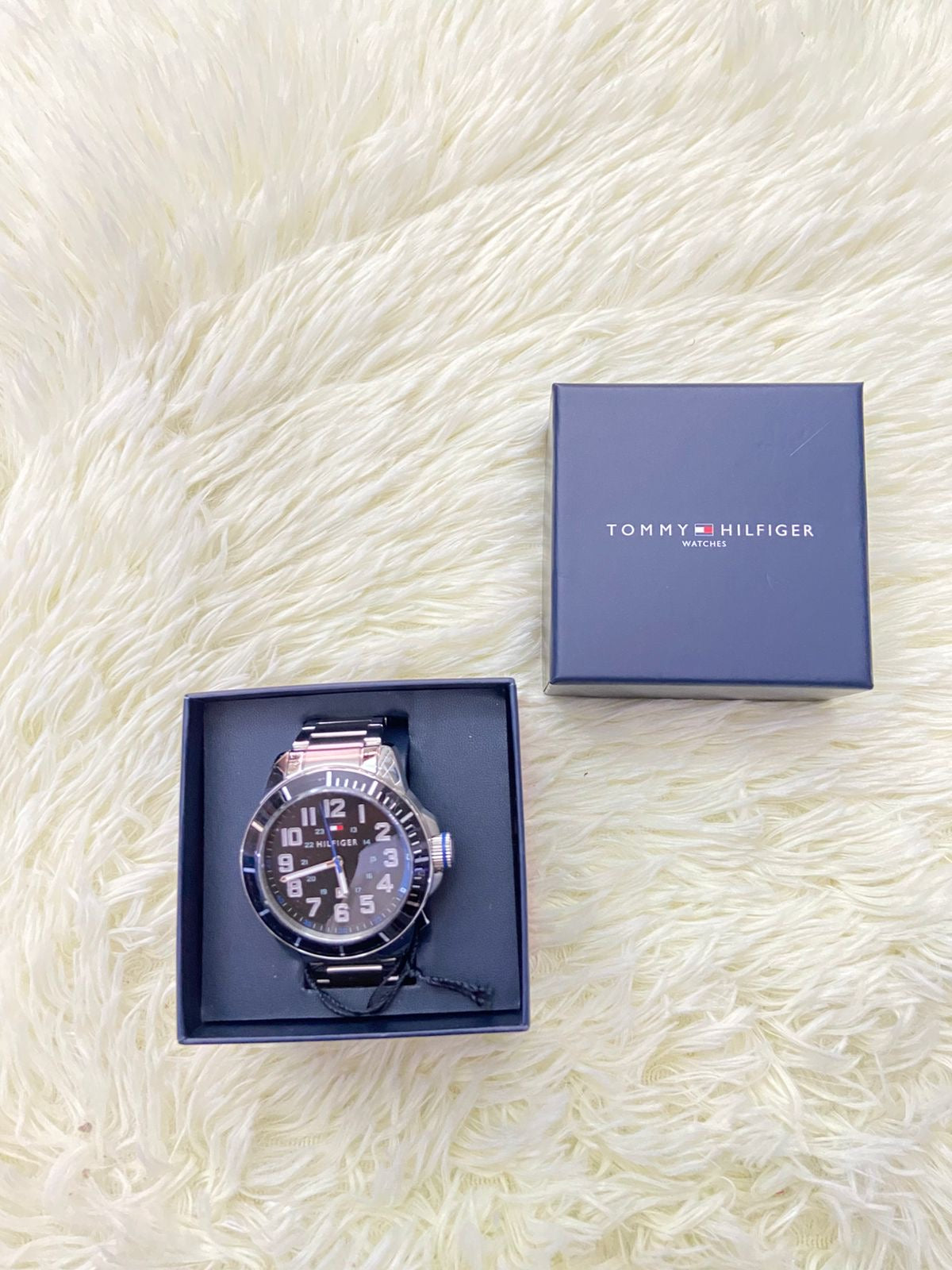 Reloj TOMMY HILFIGER original, 46mm cara , plateado con fondo negro con azul.