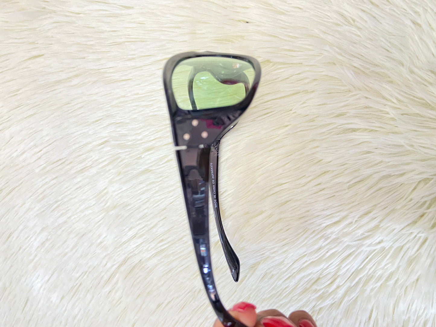 Lentes, negros con micas color verde y detalles plateados.