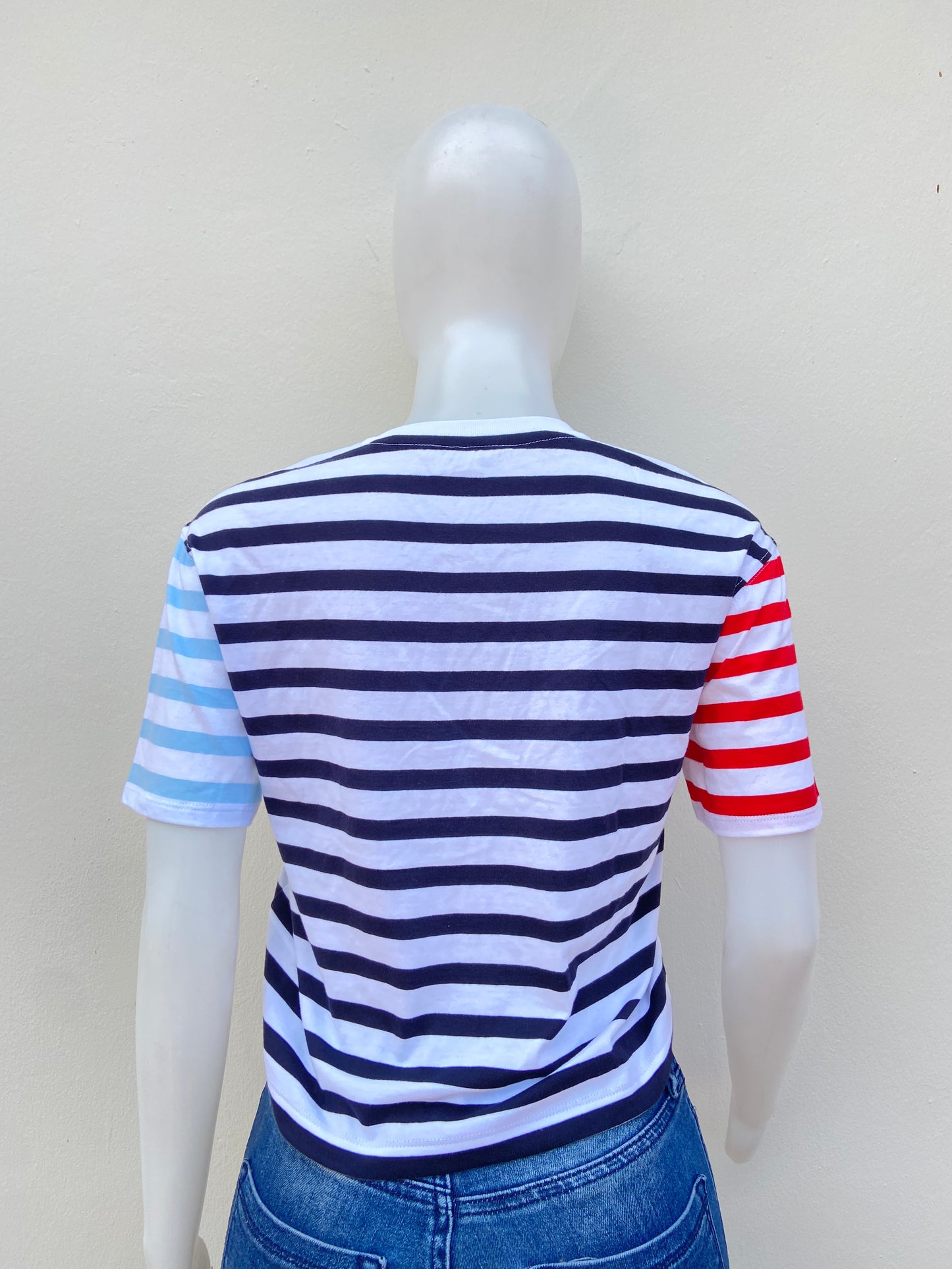 Top TOMMY HILFIGER original, blanco con rayas en color azul marino y mangas en color rojo y azul con rayas.