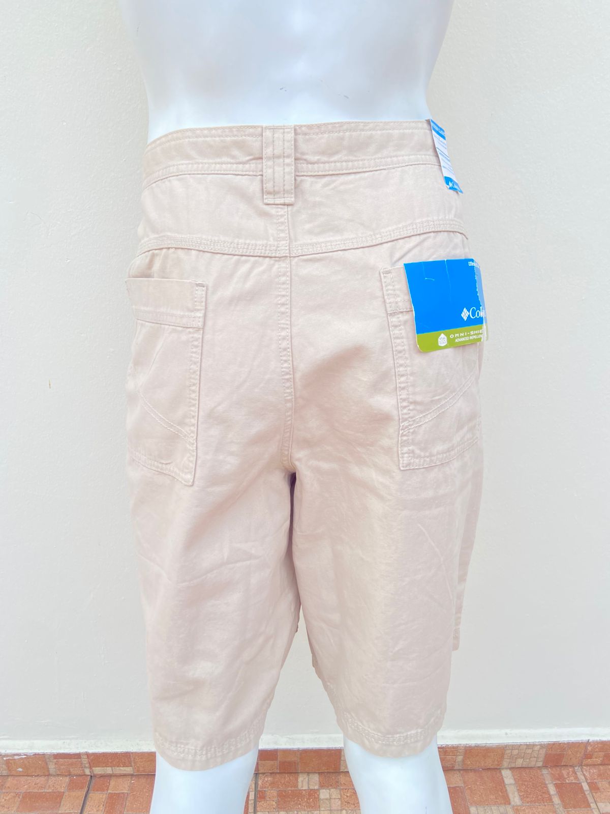Bermuda COLUMBIA original, color kaki/ crema y bolsillos a los costados.