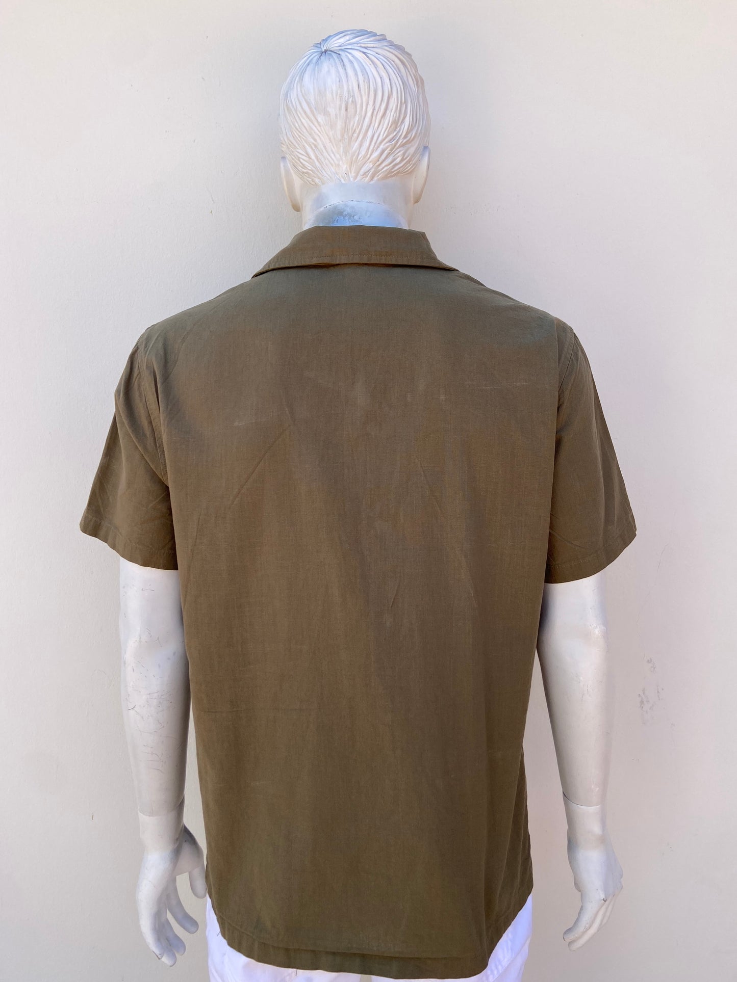 Camisa 30% lino 70% algodón orgánico, color verde oliva oscuro, manga corta.