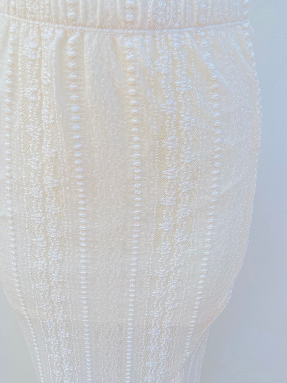 Falda Forever 21 Original, color crema con abertura en el lado izquierdo.