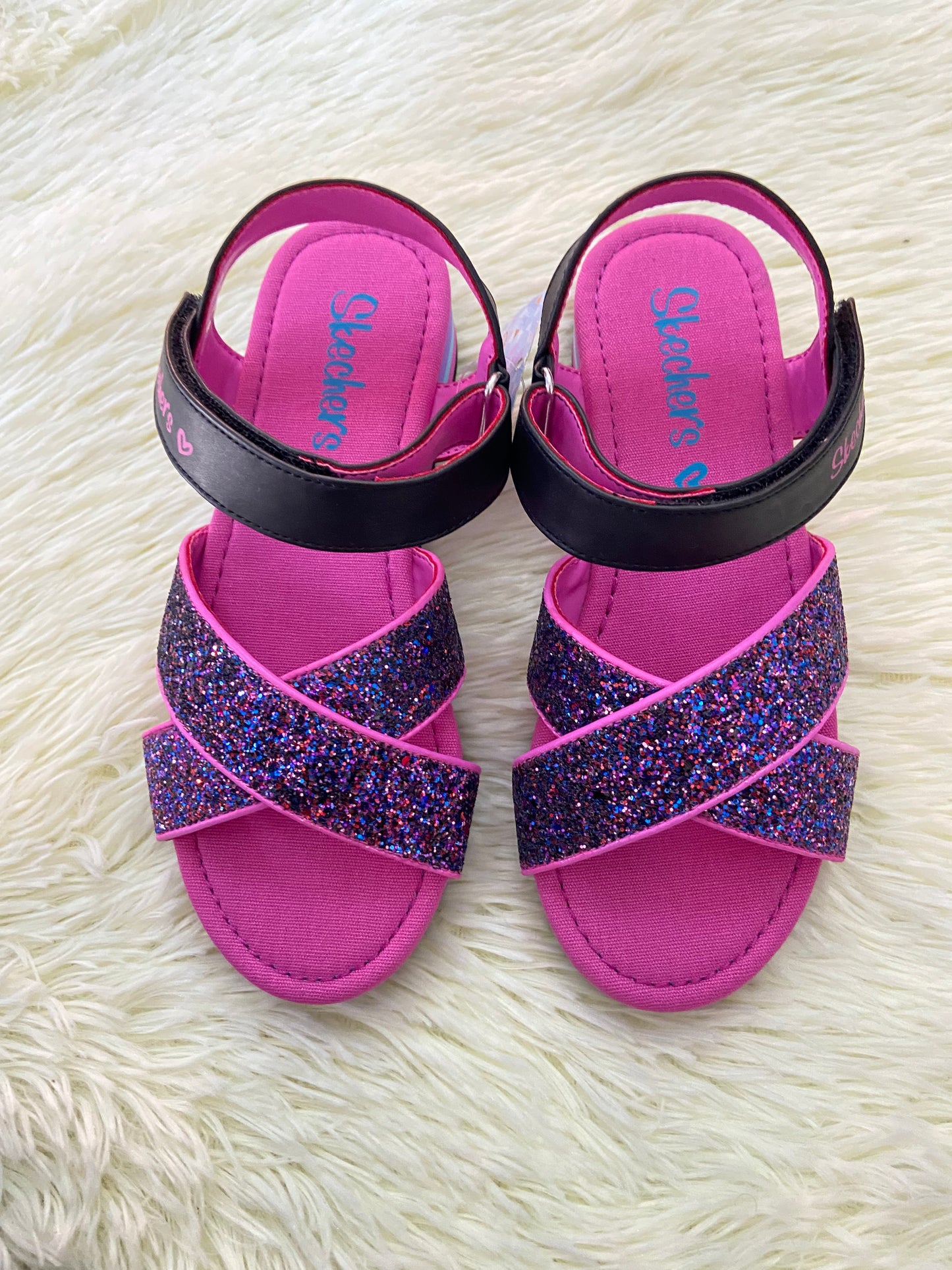 Sandalias SKECHERS GIRL original, morada con negro y brillos.