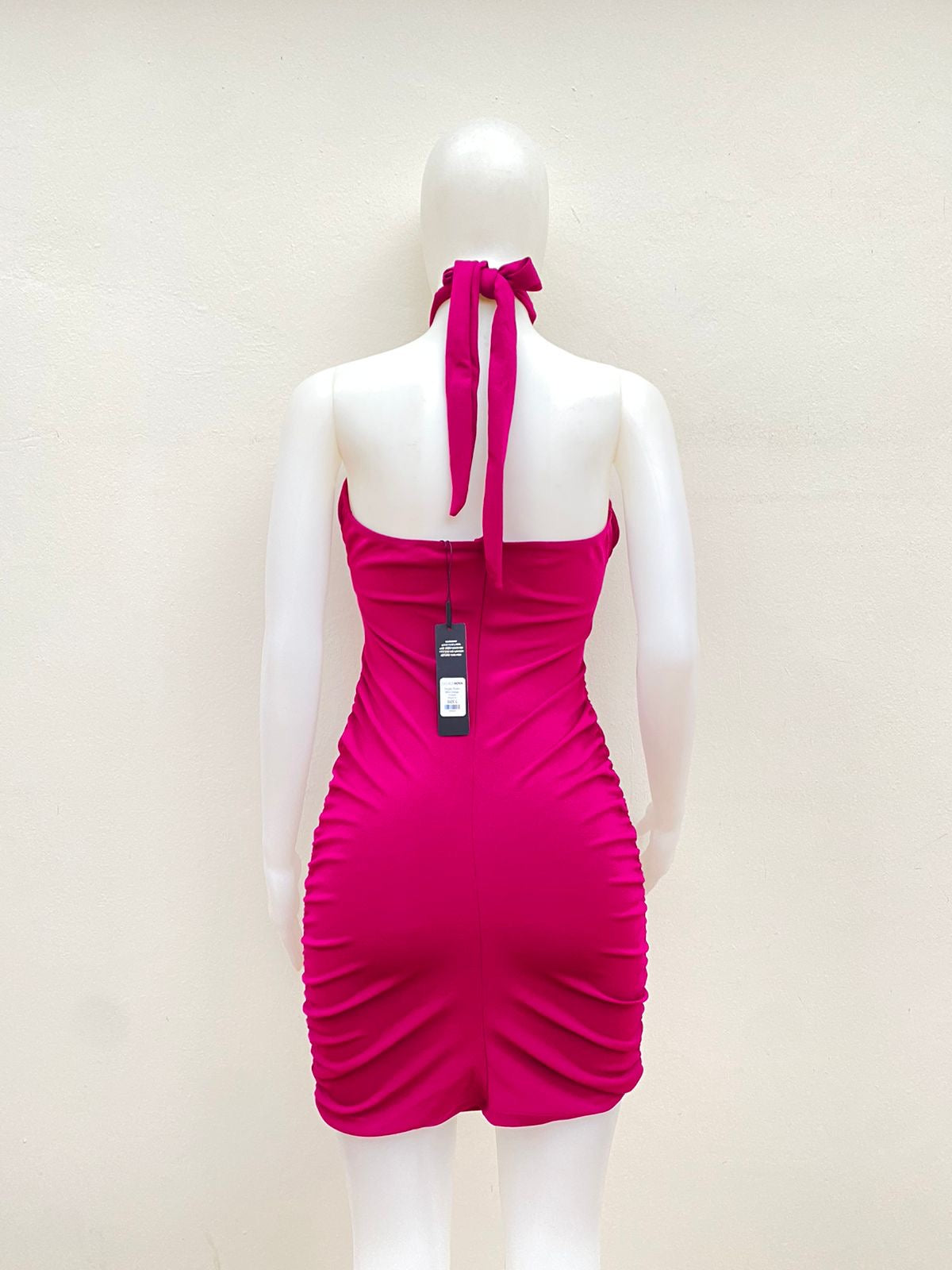 Vestido morado fucsia con abierto y rosa en el centro.