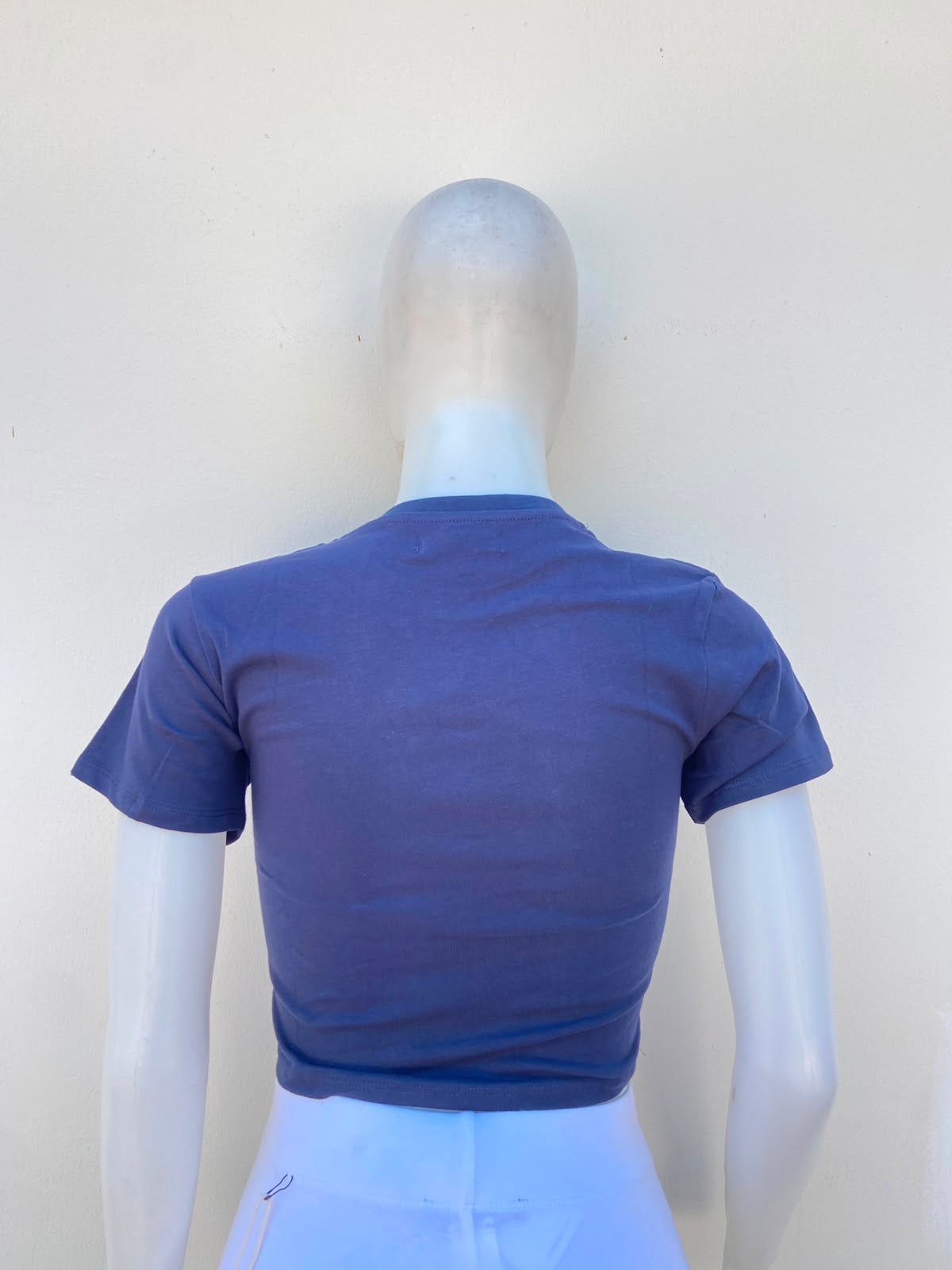 Top en color azul marino liso con mangas.