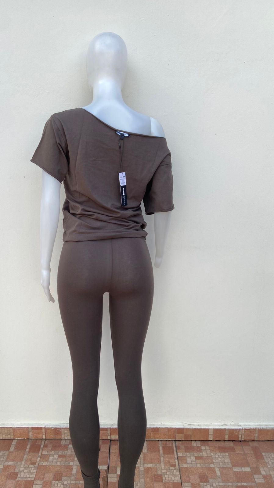 Conjunto, verde oliva con letras en color rojo TRUTH OVER DOUBT ( La Verdad por encima de la duda)