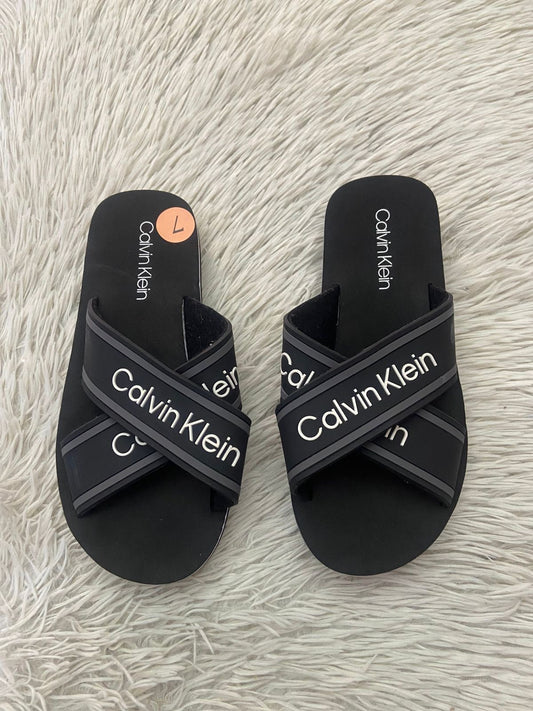 Sandalias CALVIN KLEIN Original, negra con dos tiras cruzadas con nombre de la marca en color blanca.