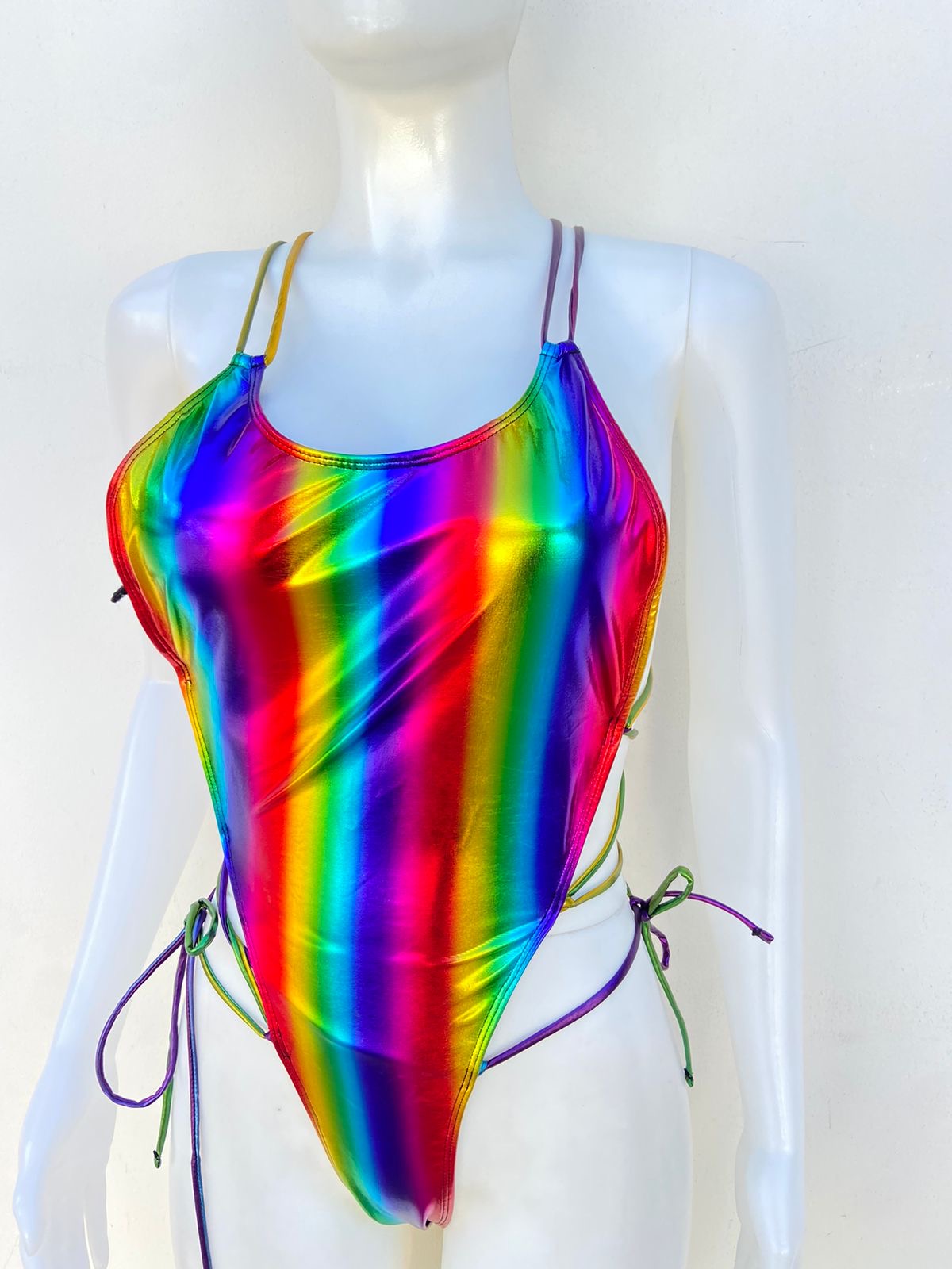 Biquini, de una pieza multicolor con lazos cruzados en tela impermeable.