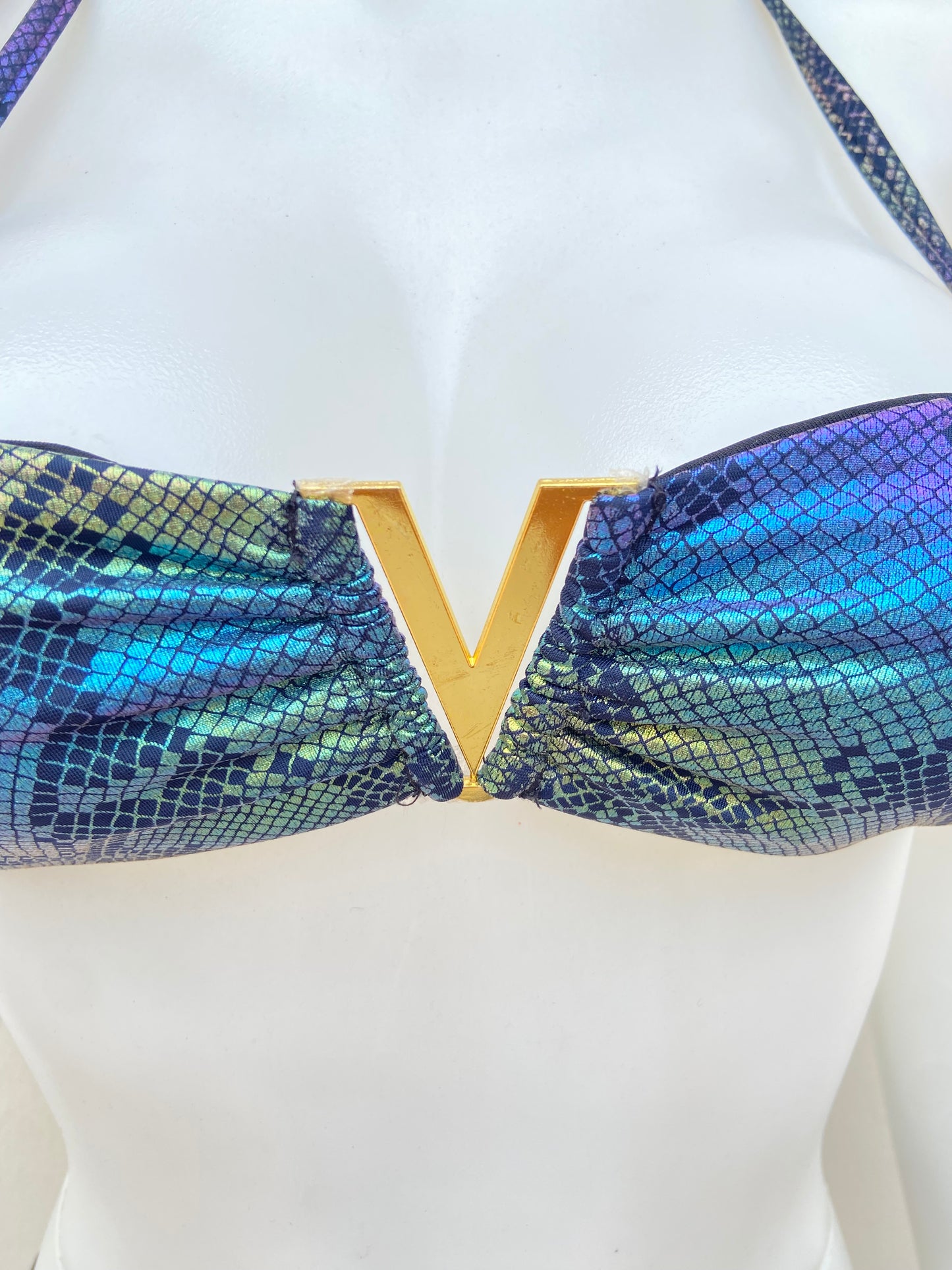 Biquini MERMAID SWIMMEAR original azul marino con destellos en color verde y estampado de animal print más placa V en dorado, 2 piezas.