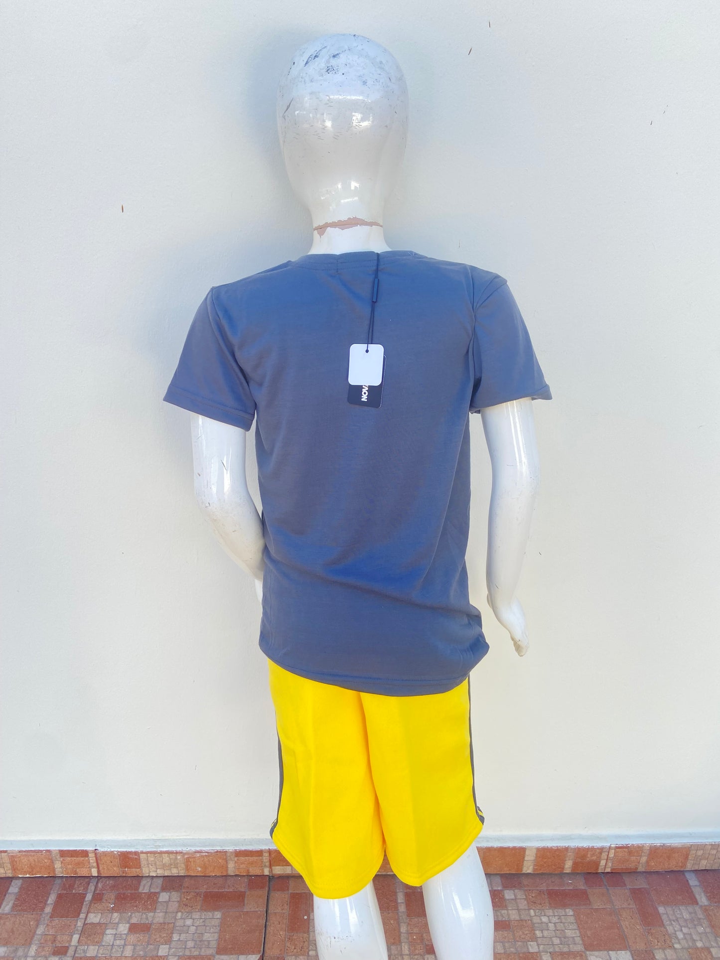 Conjunto, gris con amarillo y letra GOAT ( cabra).