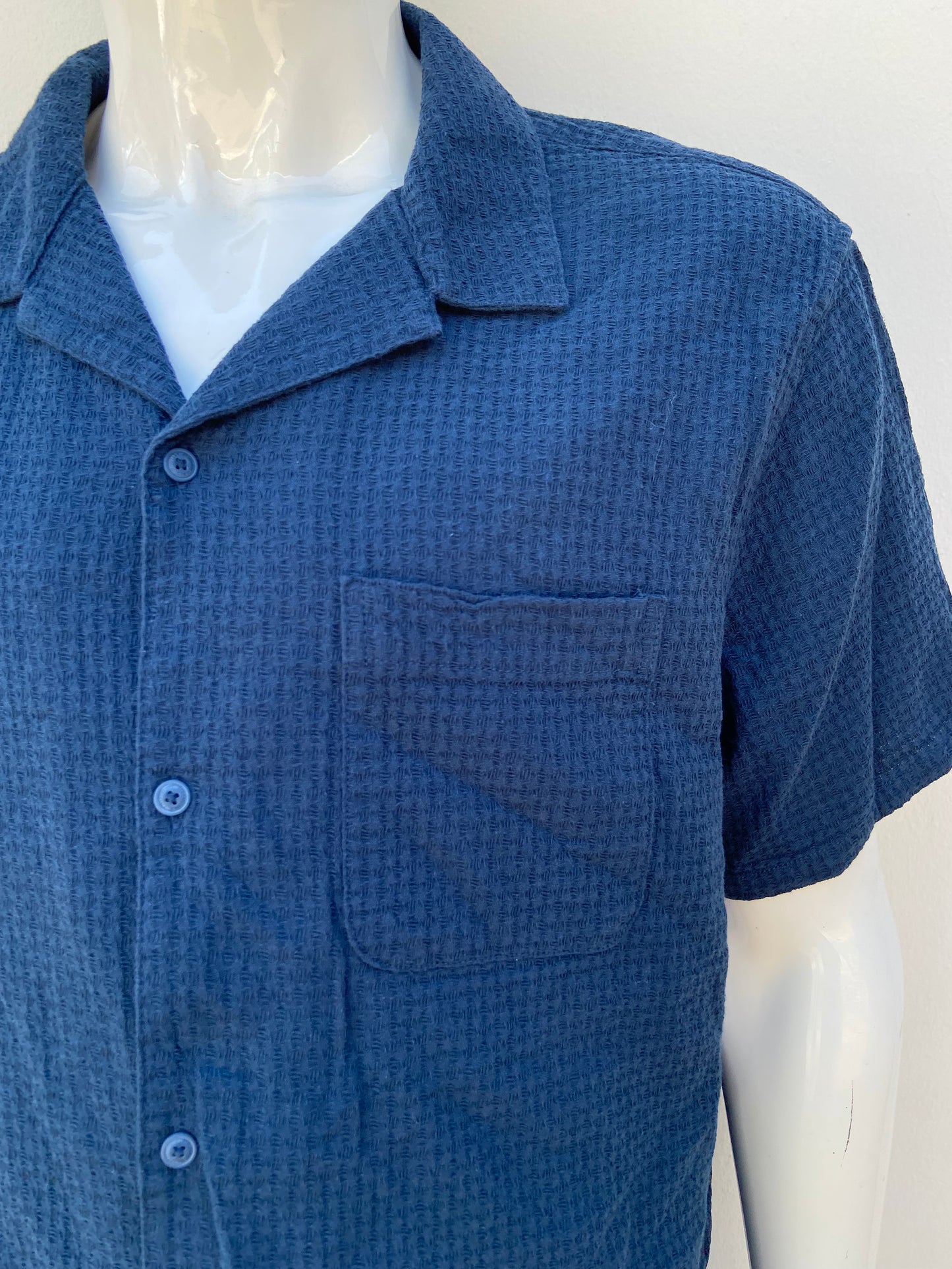 Camisa AÉROPOSTALE original, azul marino ( NAVY ), 100% algodón, con bolsillo en frente.