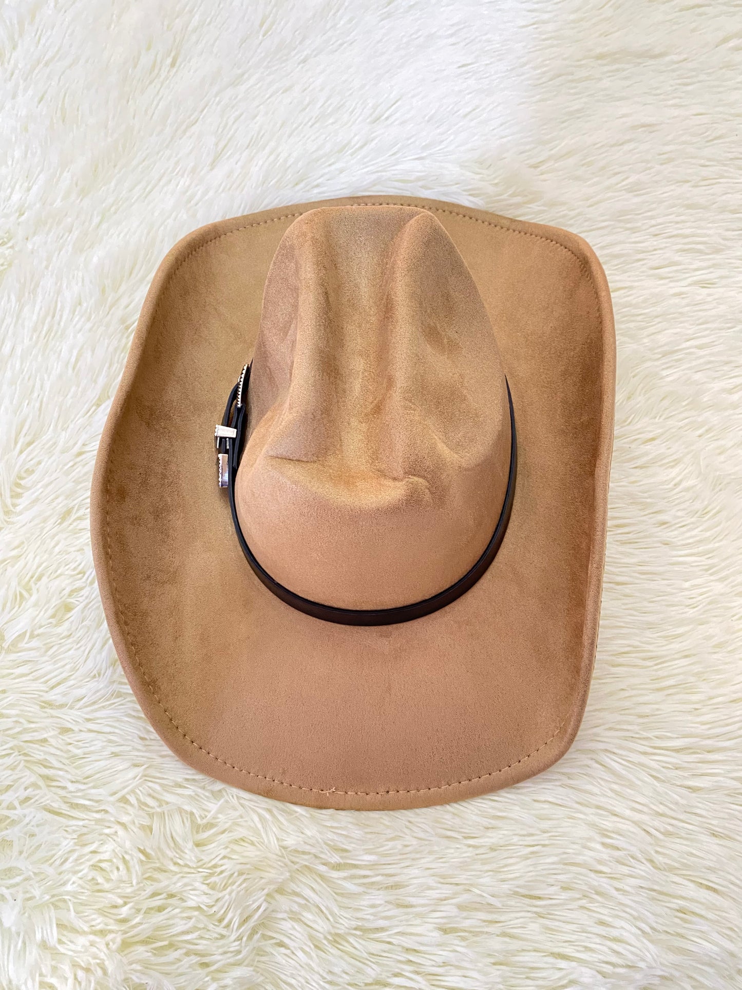 Sombrero crema/beige con correa negra con detalles plateados.