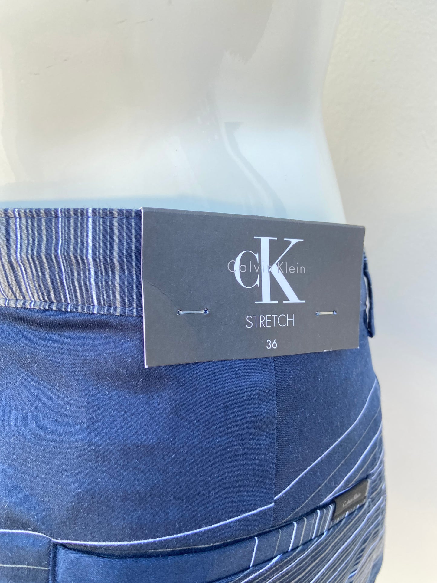 Bermuda CALVIN KLEIN original, azul marino y rayas en color blanco y gris, 98% algodón.