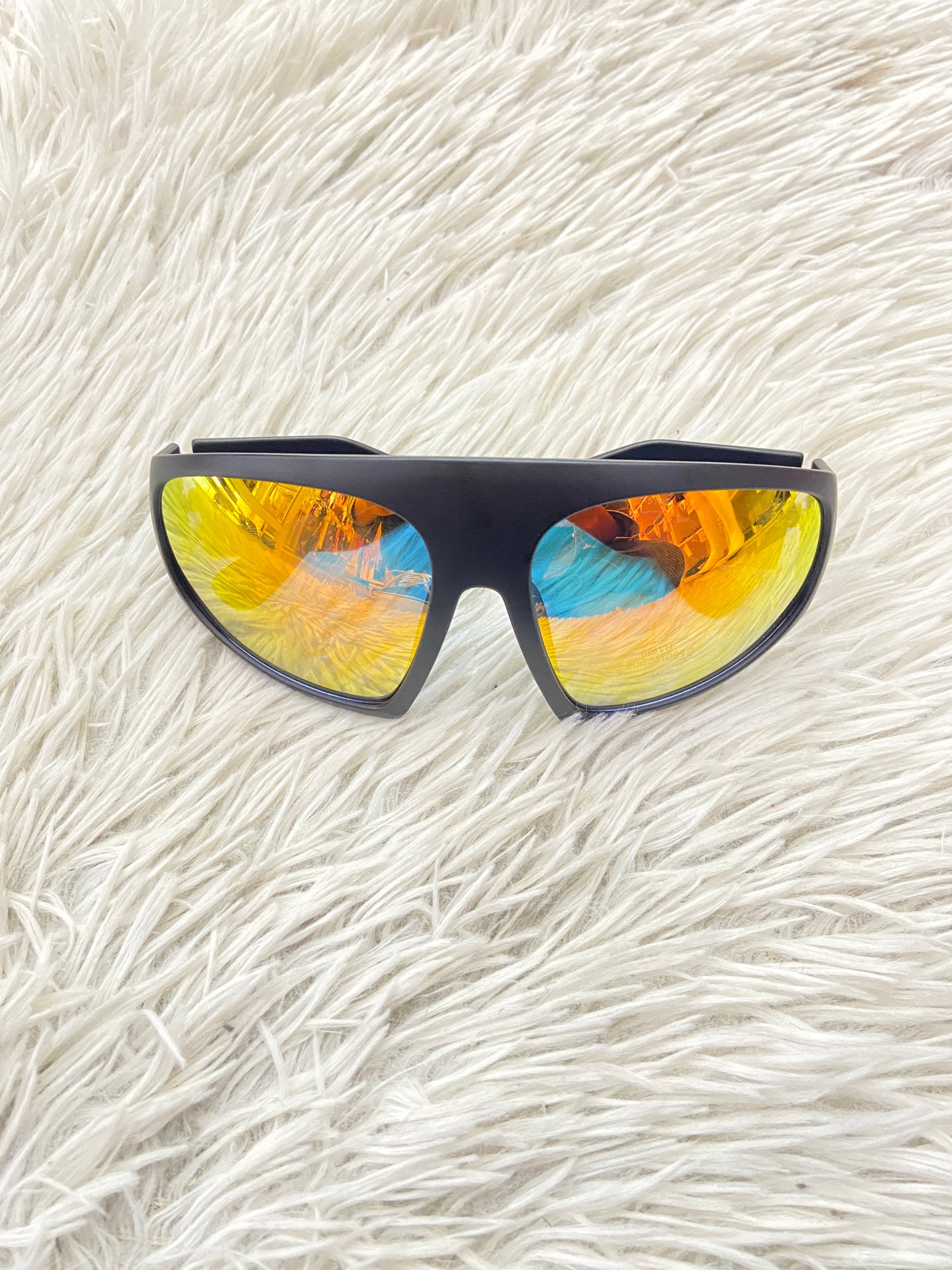 Lentes, negro con micas en efecto espejo amarillo multicolor.