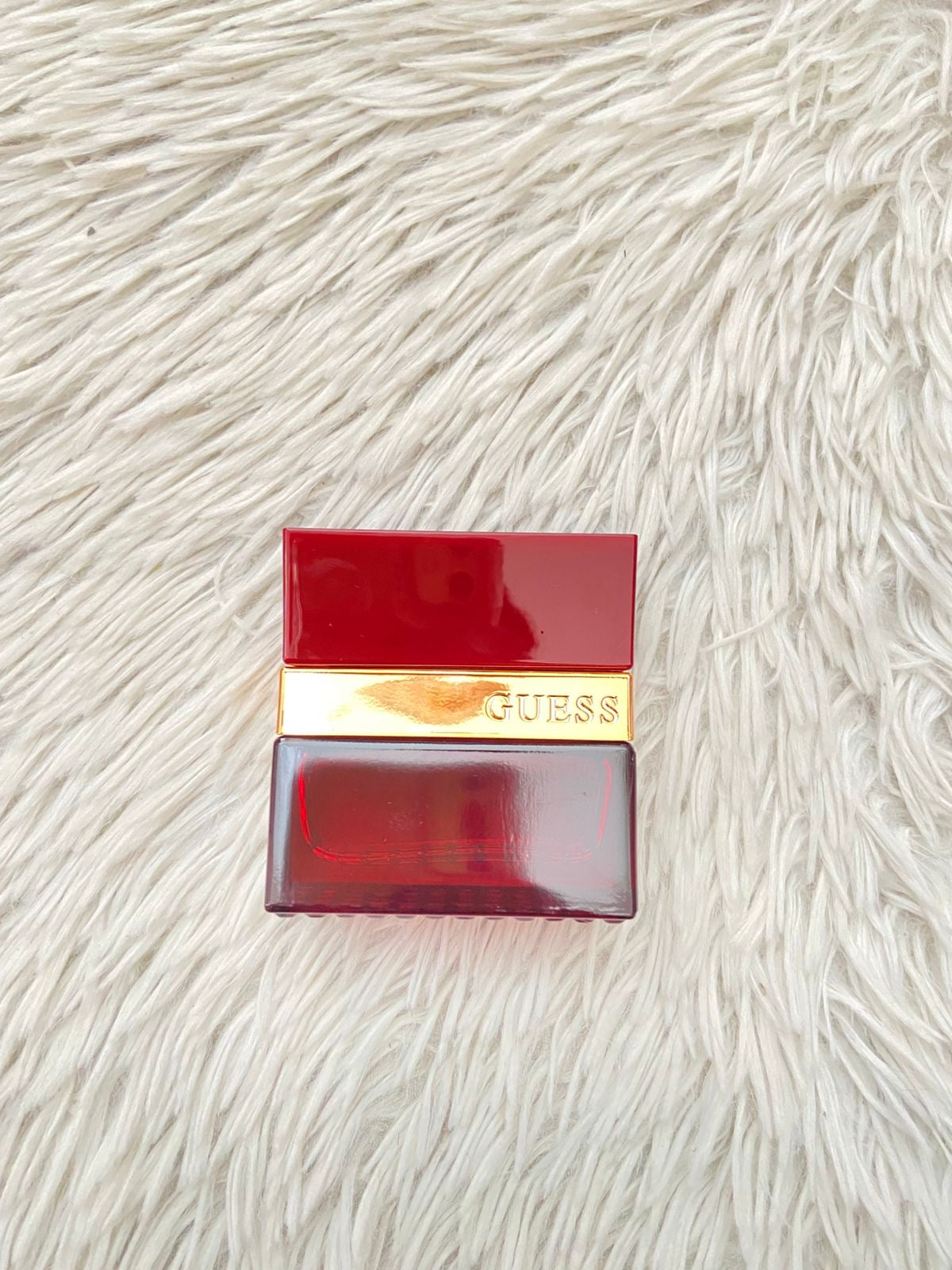 Perfume GUESS SEDUCTIVE HOMME RED original para hombre, rojo con dorado.