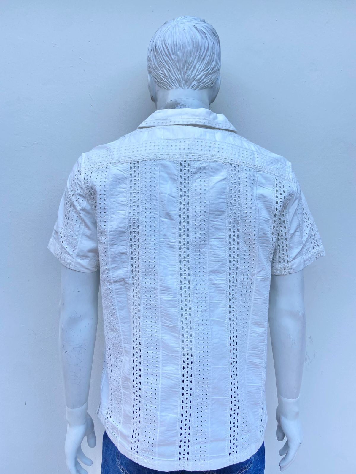 Camisa AEROPOSTALE 100% algodón orgánico en color blanco/ crema con bordado perforado en vertical manga corta.