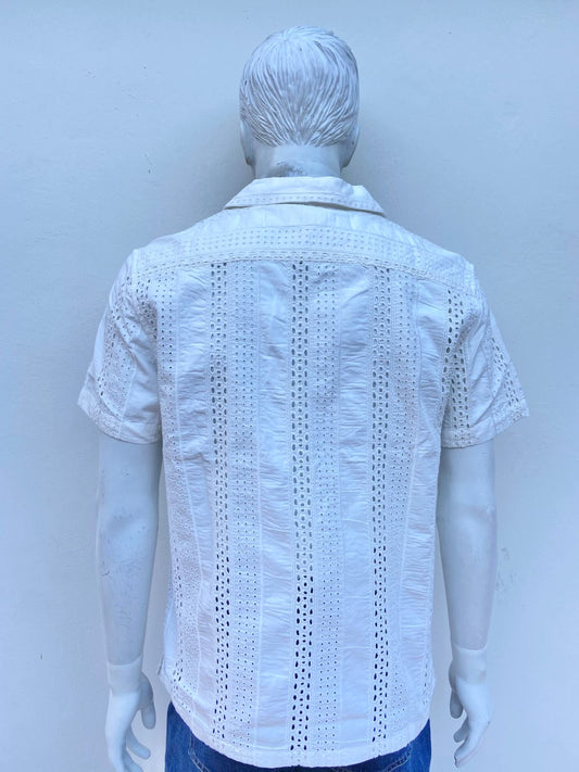 Camisa AEROPOSTALE 100% algodón orgánico en color blanco/ crema con bordado perforado en vertical manga corta.