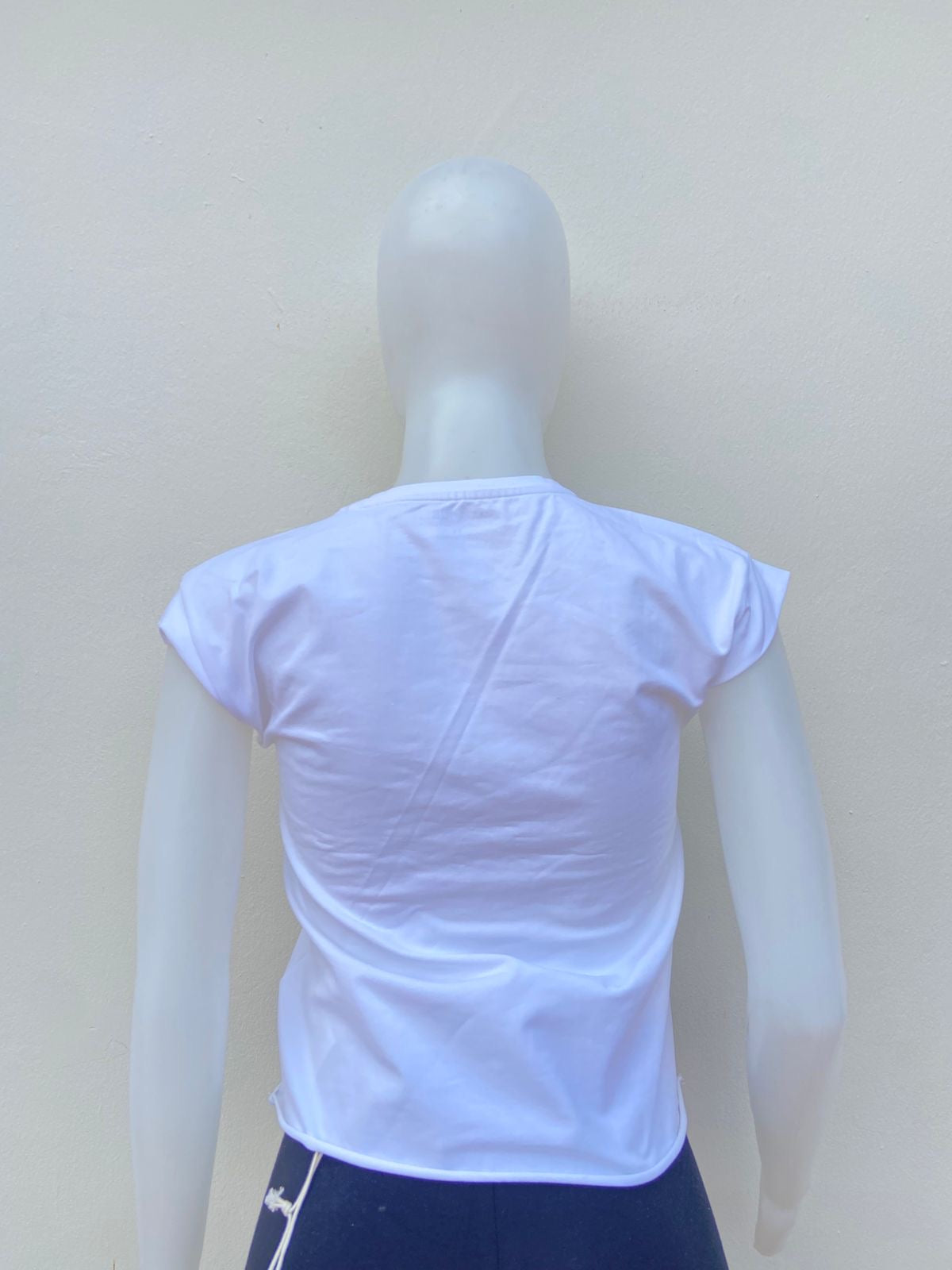 T-shirt GUESS original, blanco con letras GUESS en negro y triángulo en color rojo.