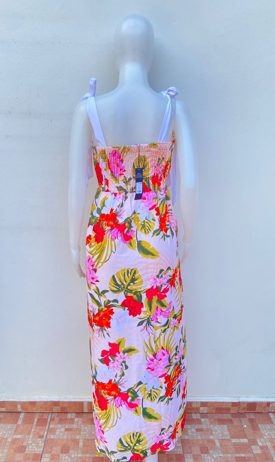 Vestido color crema con estampado se ramos y flores y lazon ajustables blancos, largo.