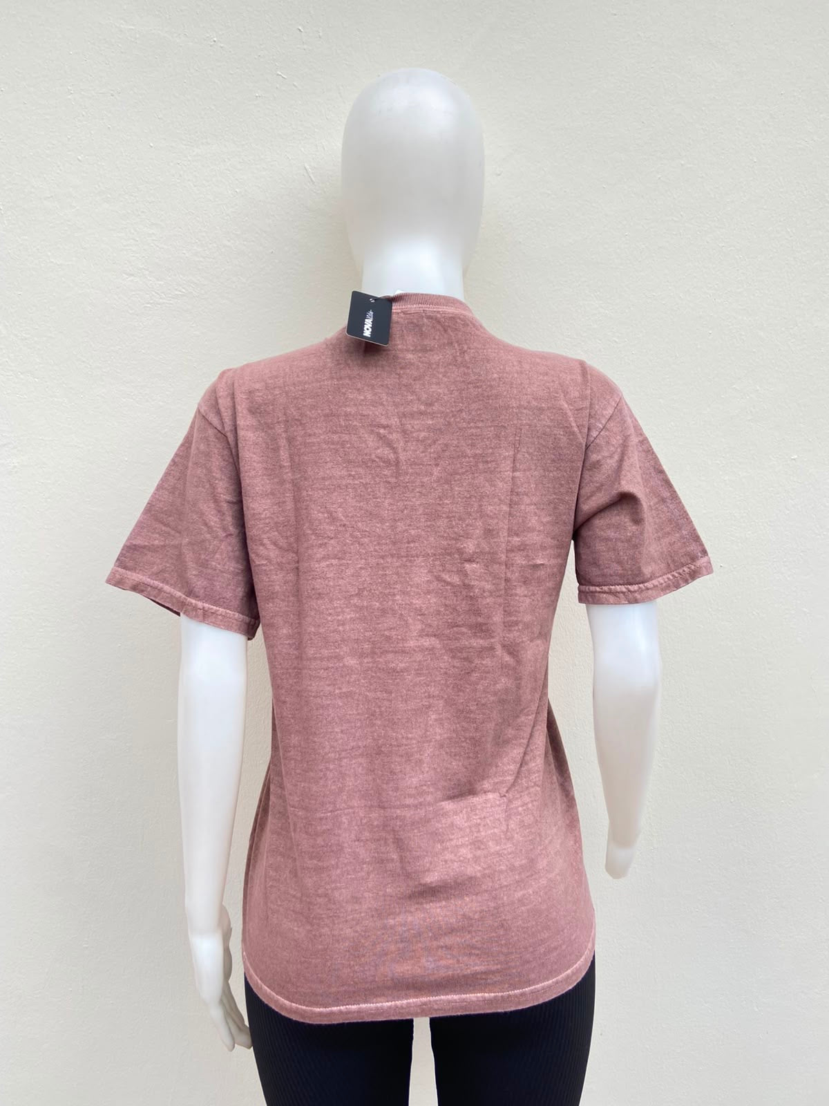 T-shirt marron con letras al frente Brown sugar babe.
