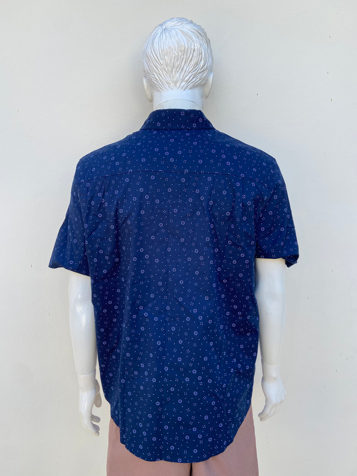 Camisa GEORGE original en color azul marino con estampado de detalles en color azul claro y blanco, 98% Algodón.