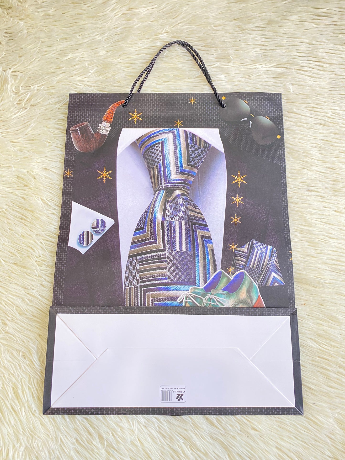 Shopping negro con corbata azul y zapatos gris en el centro. GRANDE