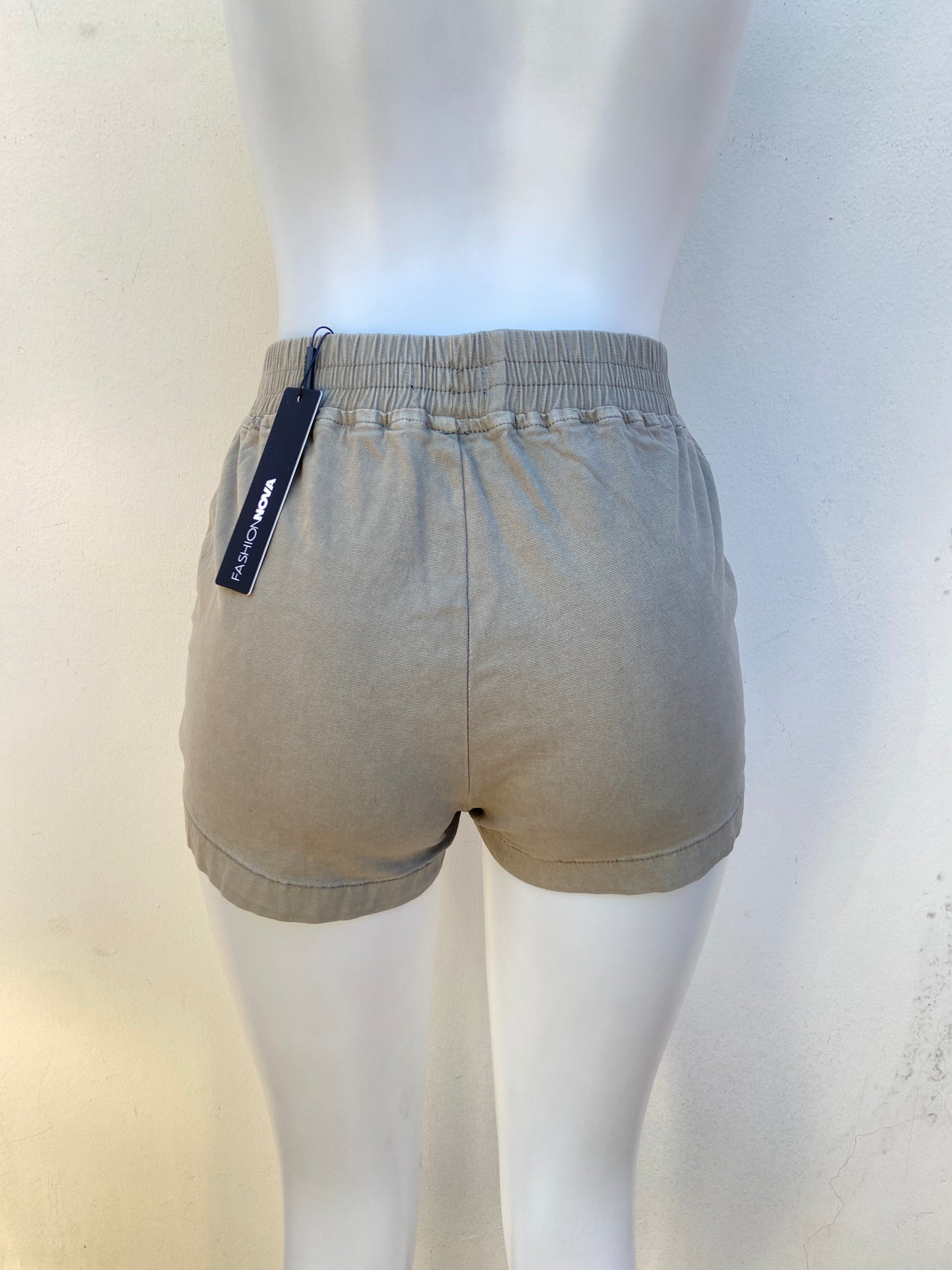 Short, verde oliva con bolsillos en los lados.