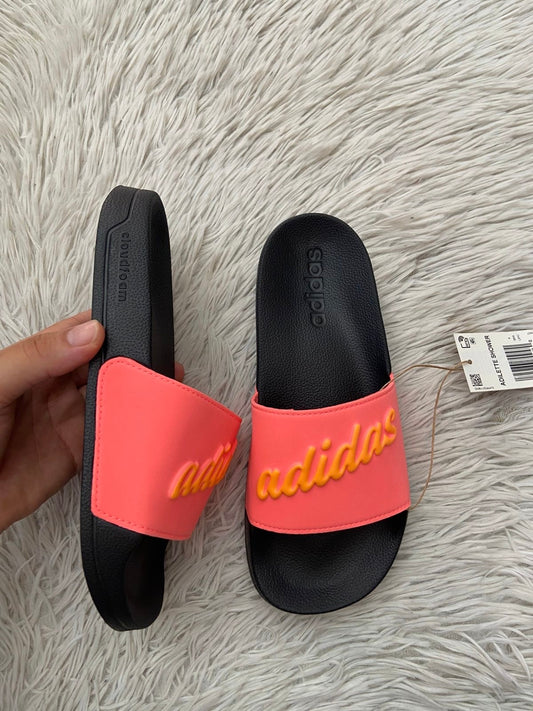 Sandalias ADIDAS Original, en color negra con rosado al frente y letra de la marca en color amarilla Adidas.