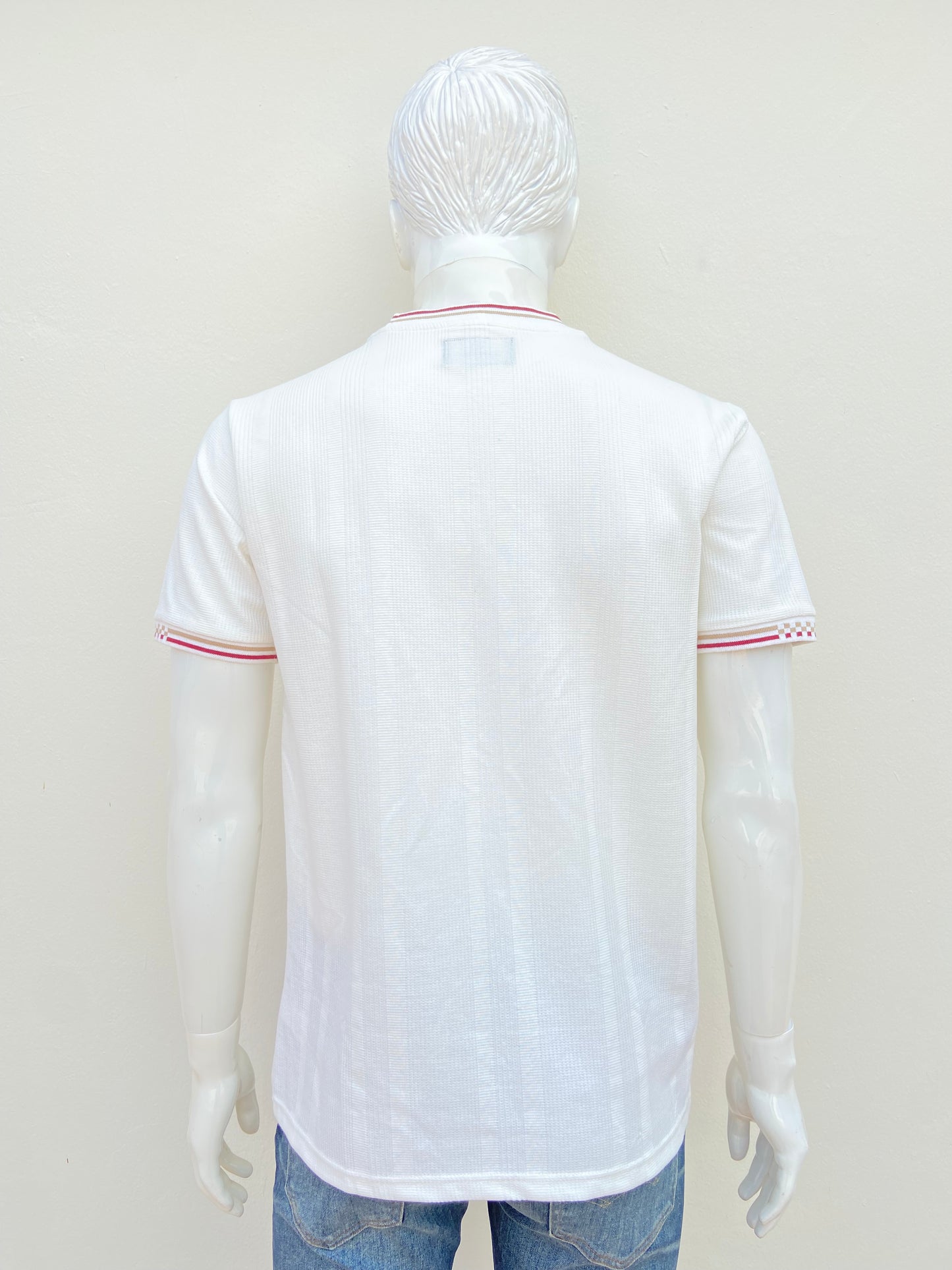 T-shirt VERTICAL SPORT original, blanco hueso ( IVORY) con cuello en color crema y rojo vino.