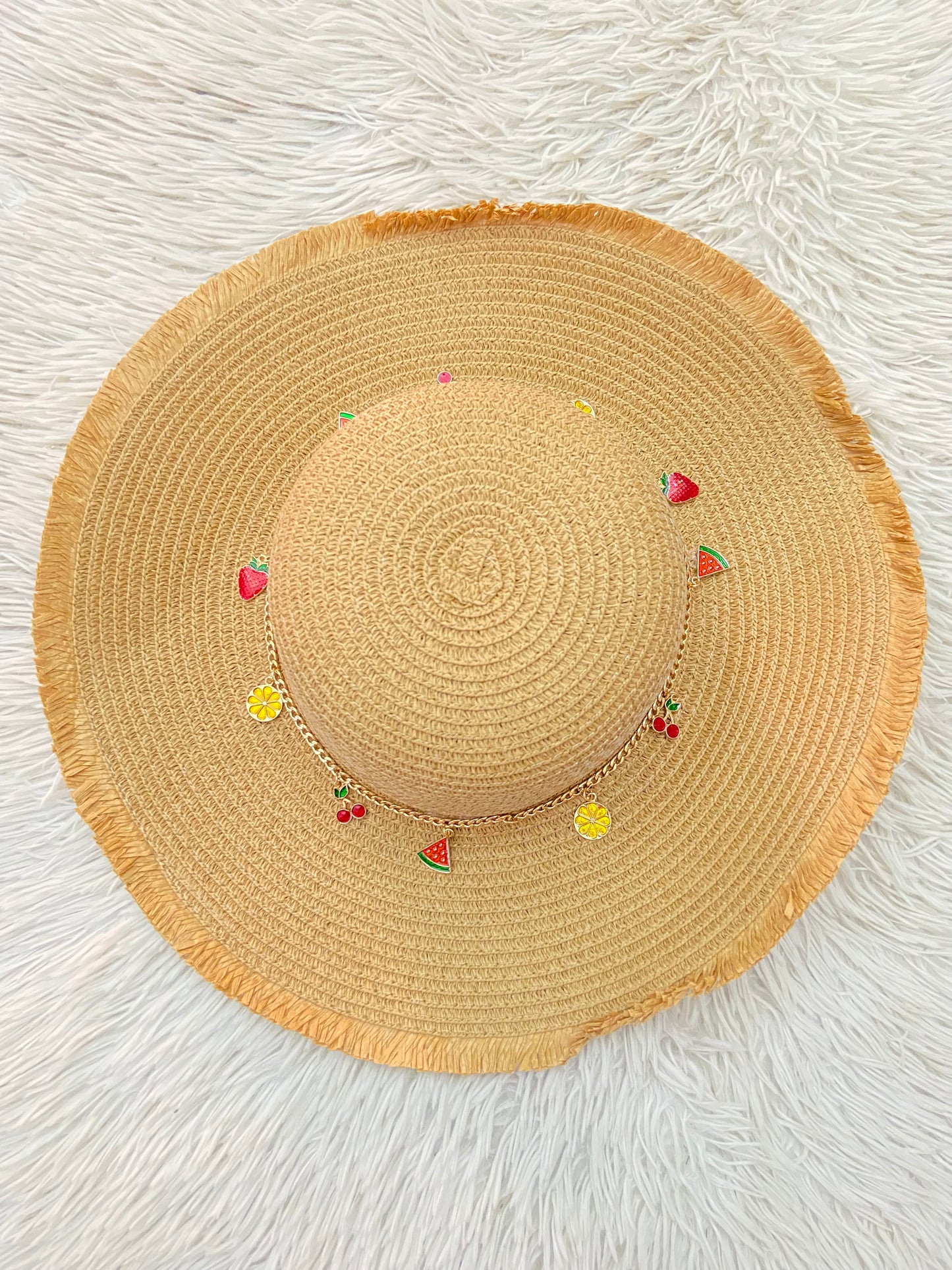 Gorro/ Sombrero, marrón con detalles de vuelos y Cadena con frutas de colores en dorado.