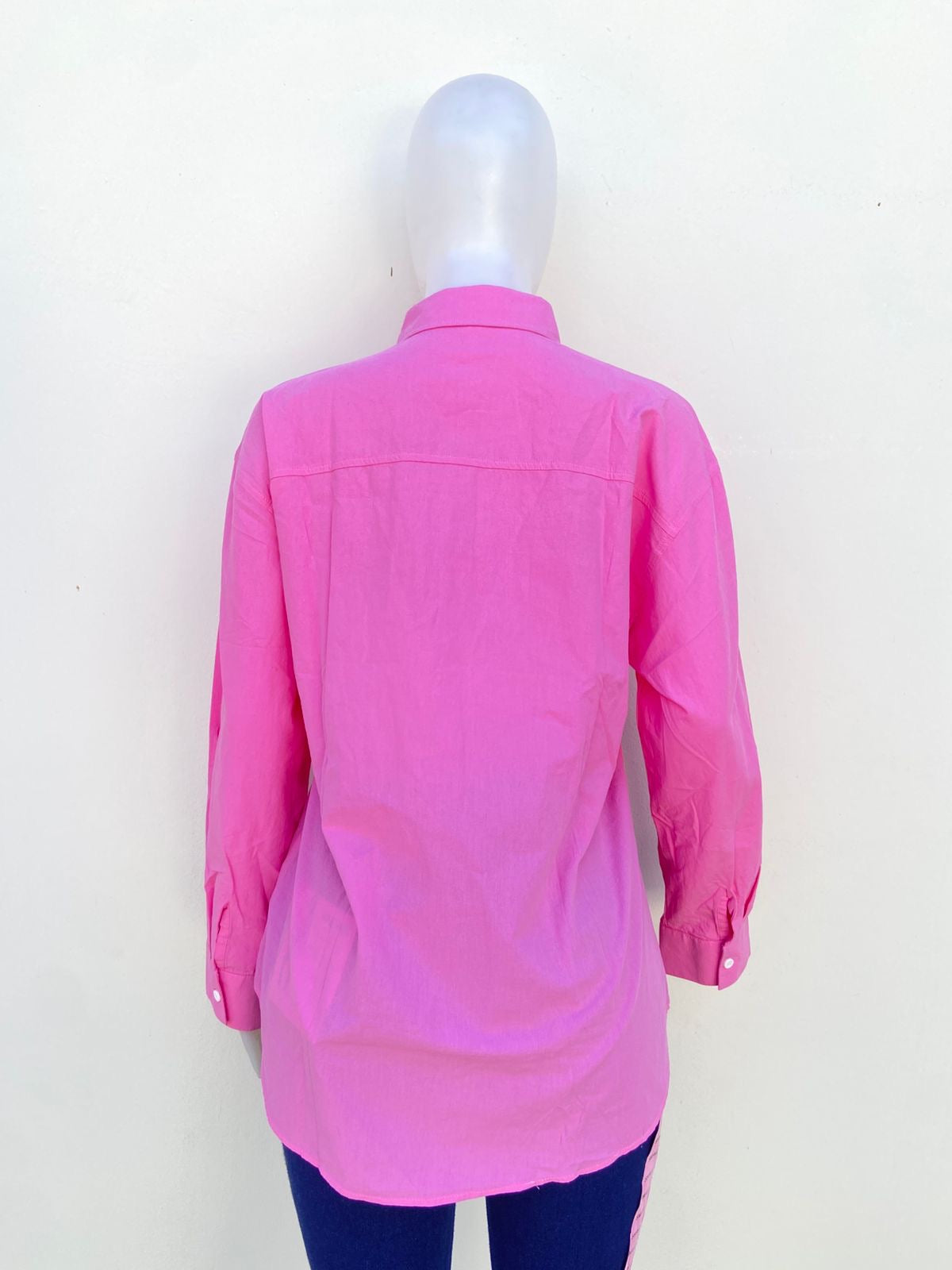 Camisa, rosada lisa con botones en color blanco, manga larga,100 % algodón.