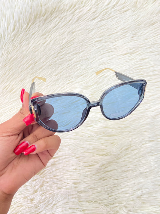Lentes, negros con montura negra y dorada y micas de color azul, estilo gato, con protección UV 100% Polycarbonate.