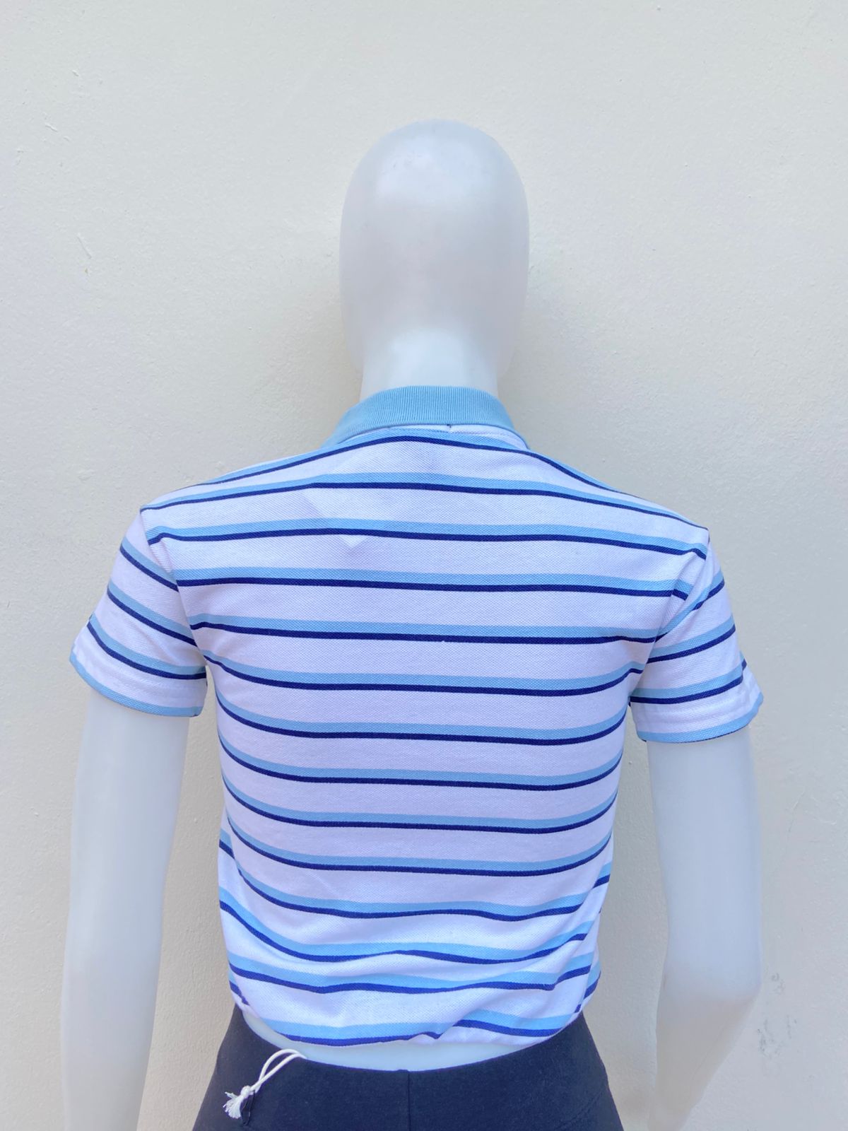 Polocher FOREVER 21 original azul con rayas en color blanco y negro.